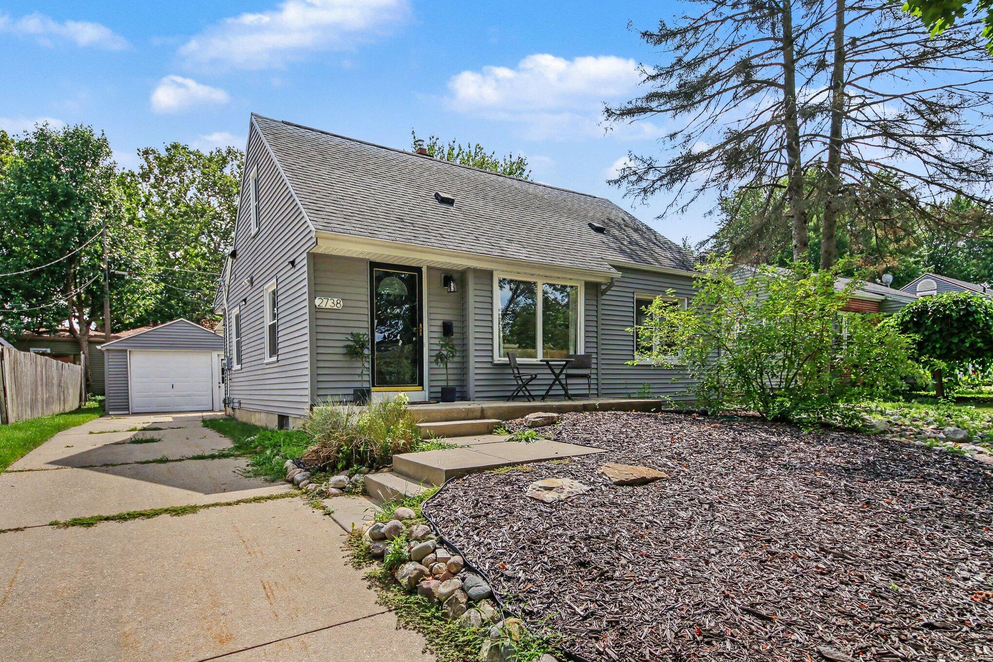 2738 Richards Drive Se Property Photo 1