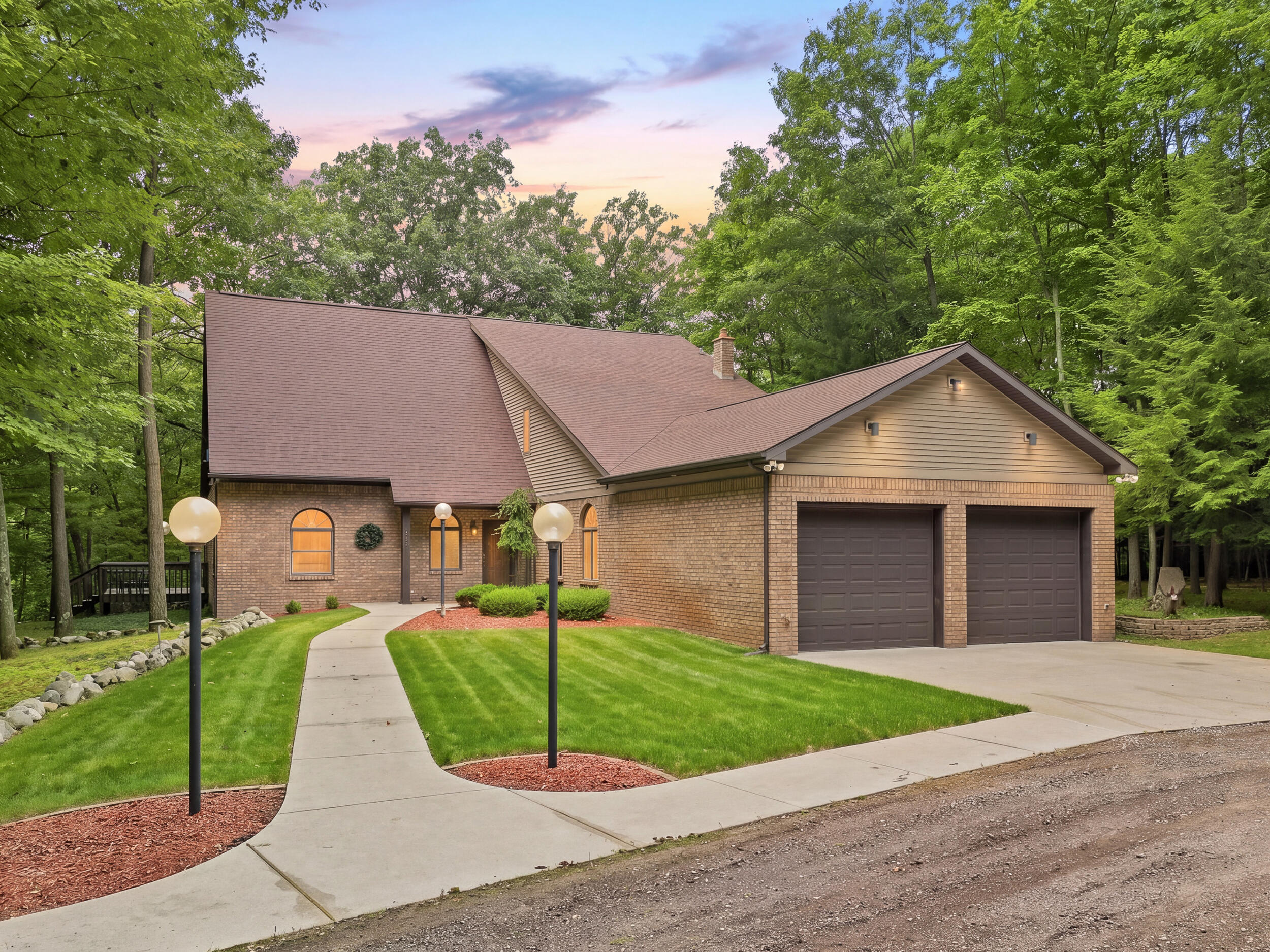 8423 S Harnden Drive Property Photo 1