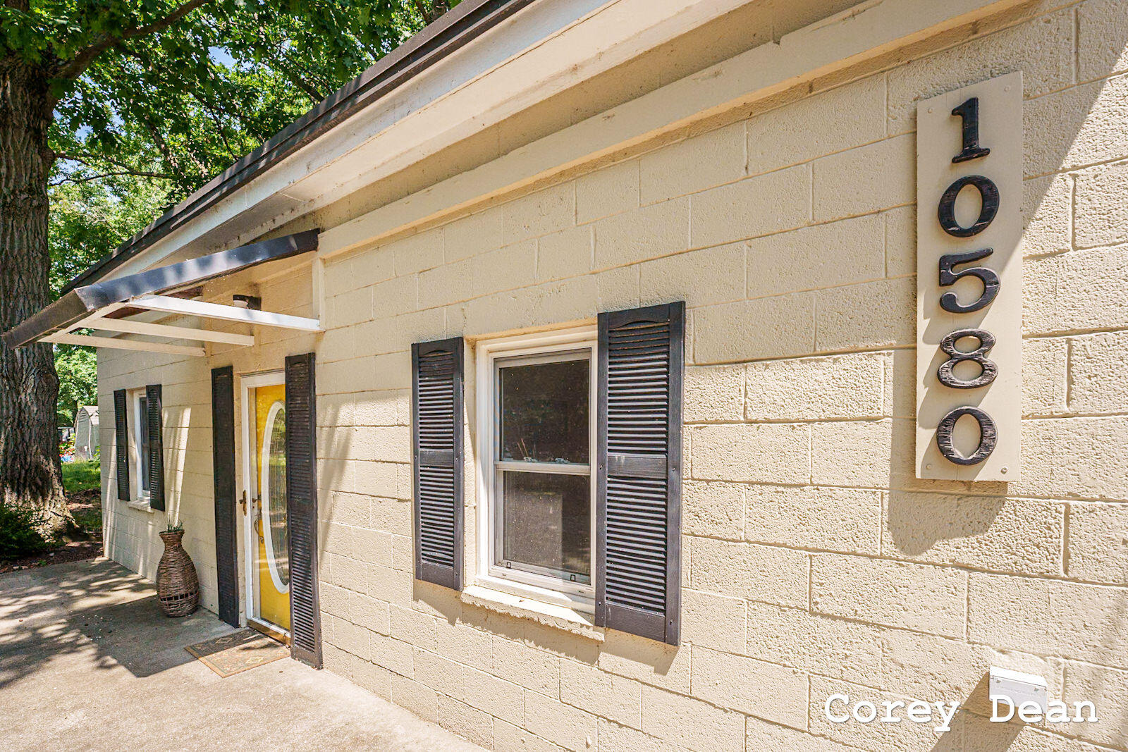 10580 Round Lake Drive Property Photo 2
