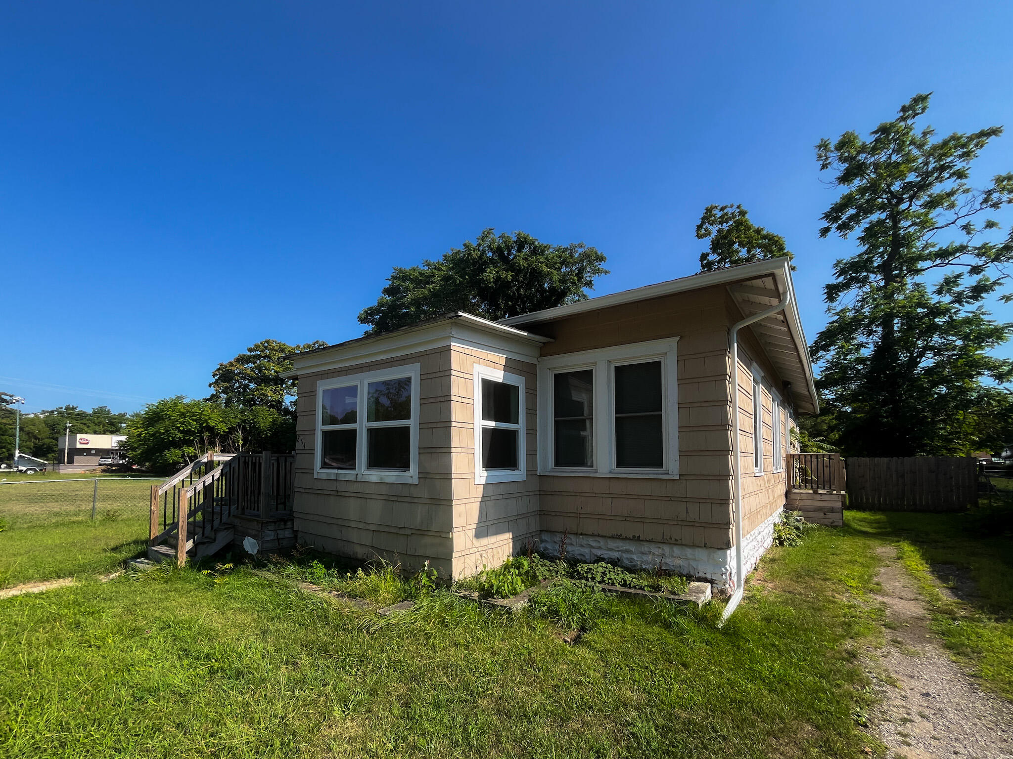 864 Highland Avenue Property Photo 2