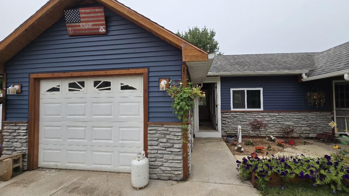 11118 E Grand River Avenue Property Photo 2