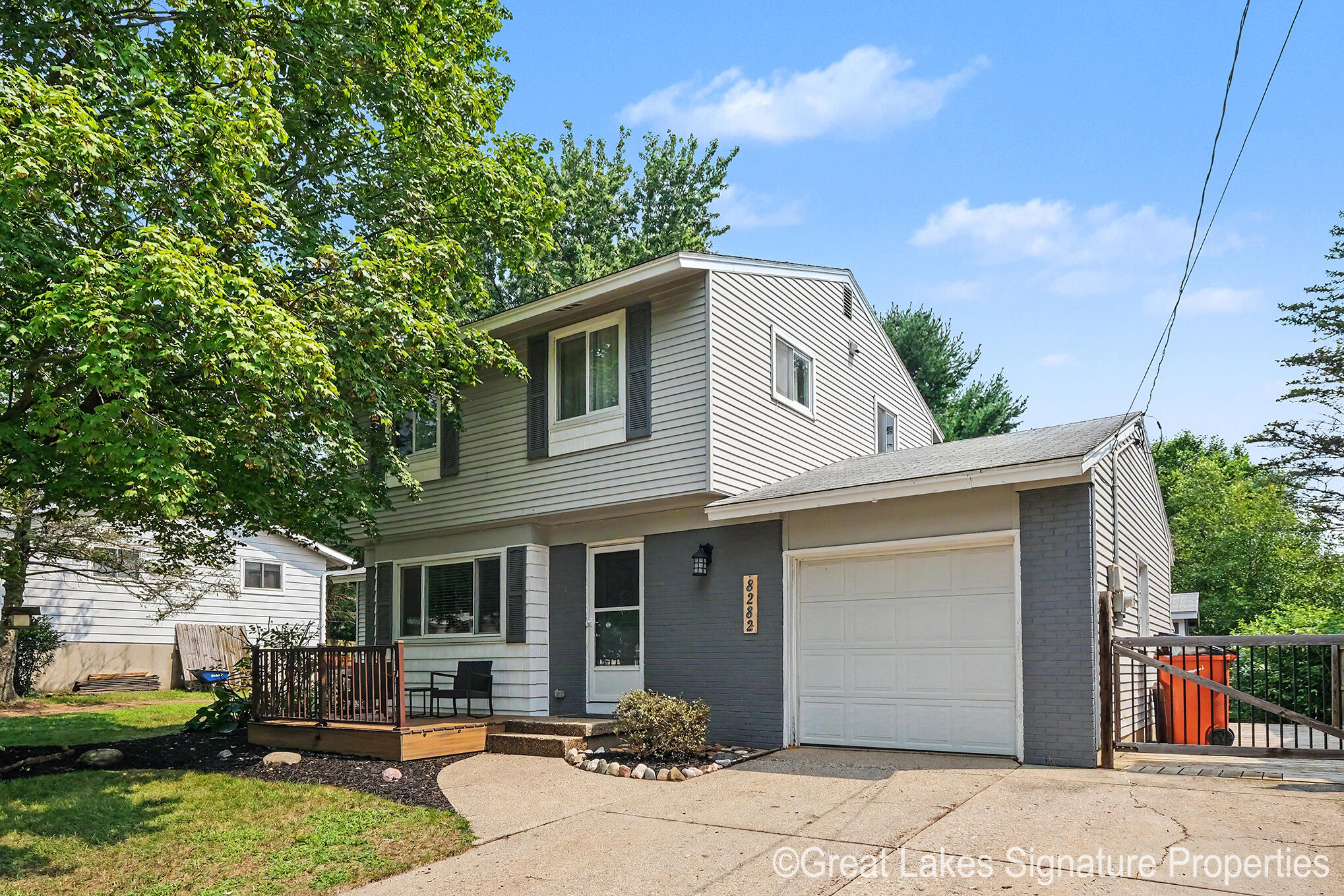 8282 Courtland Drive Ne Property Photo 4