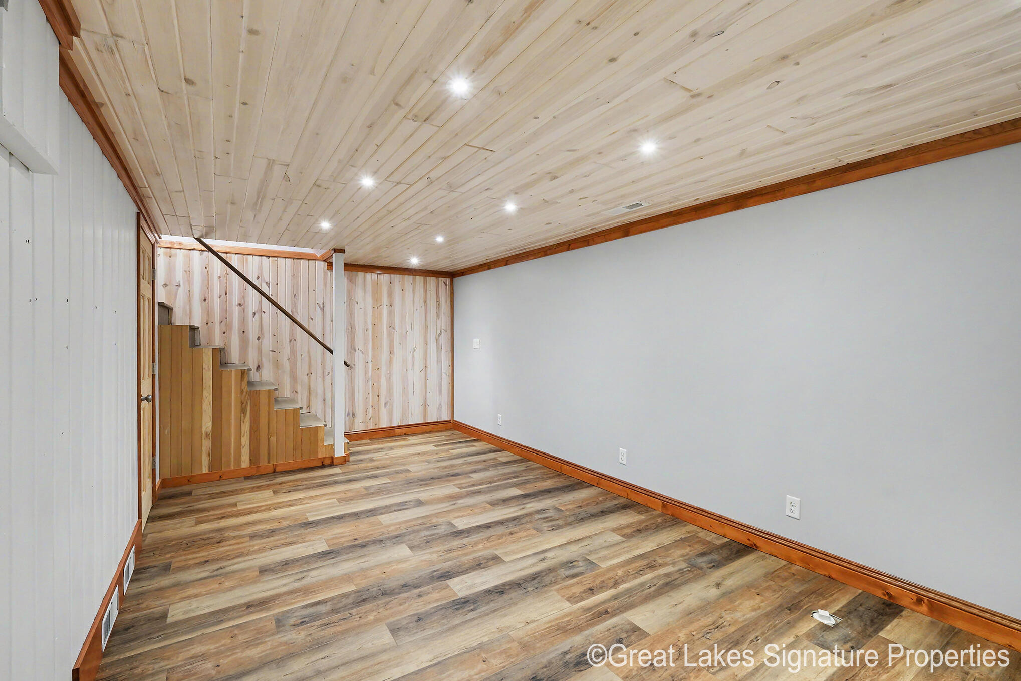 8282 Courtland Drive Ne Property Photo 24