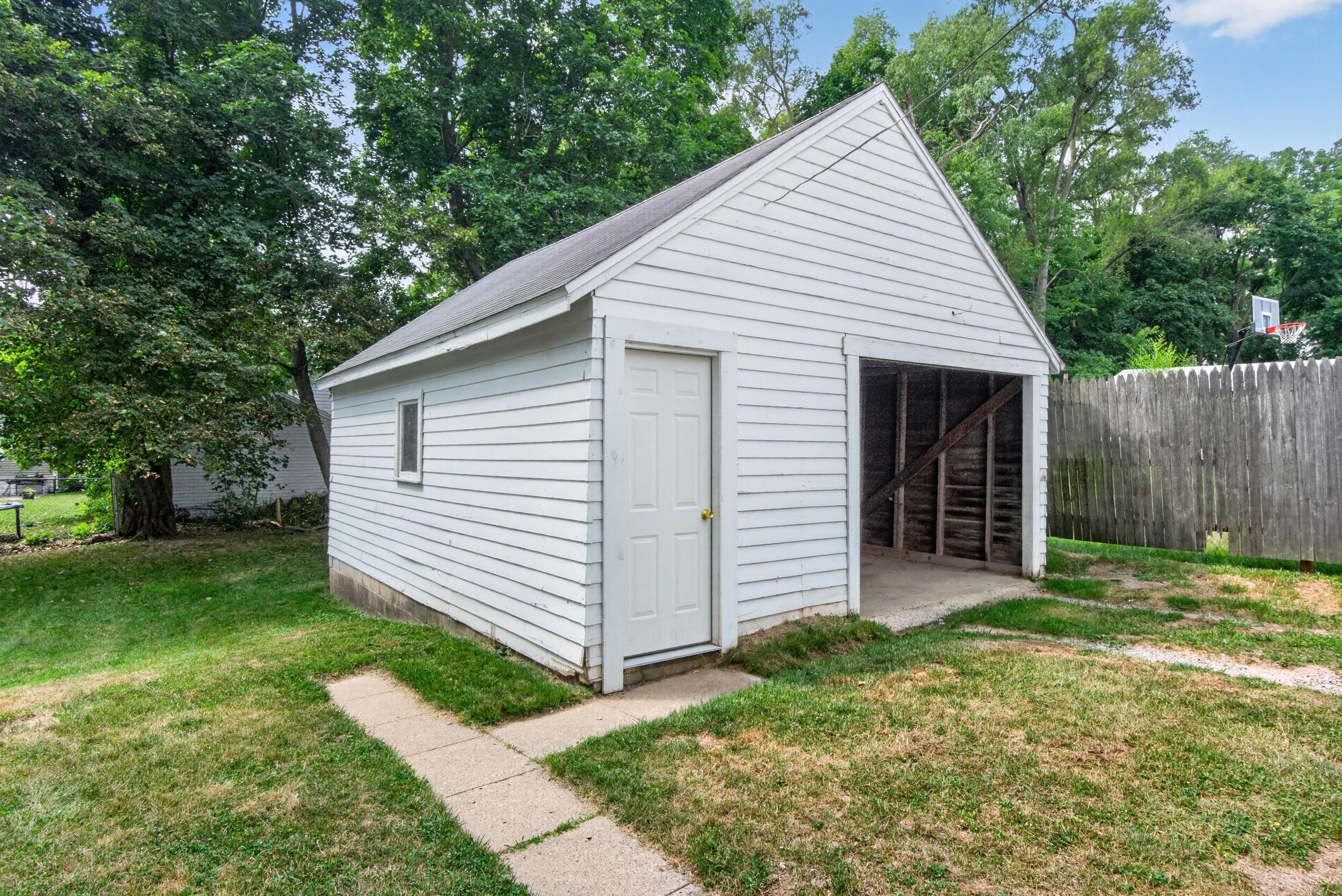 135 E Mansion Property Photo 4