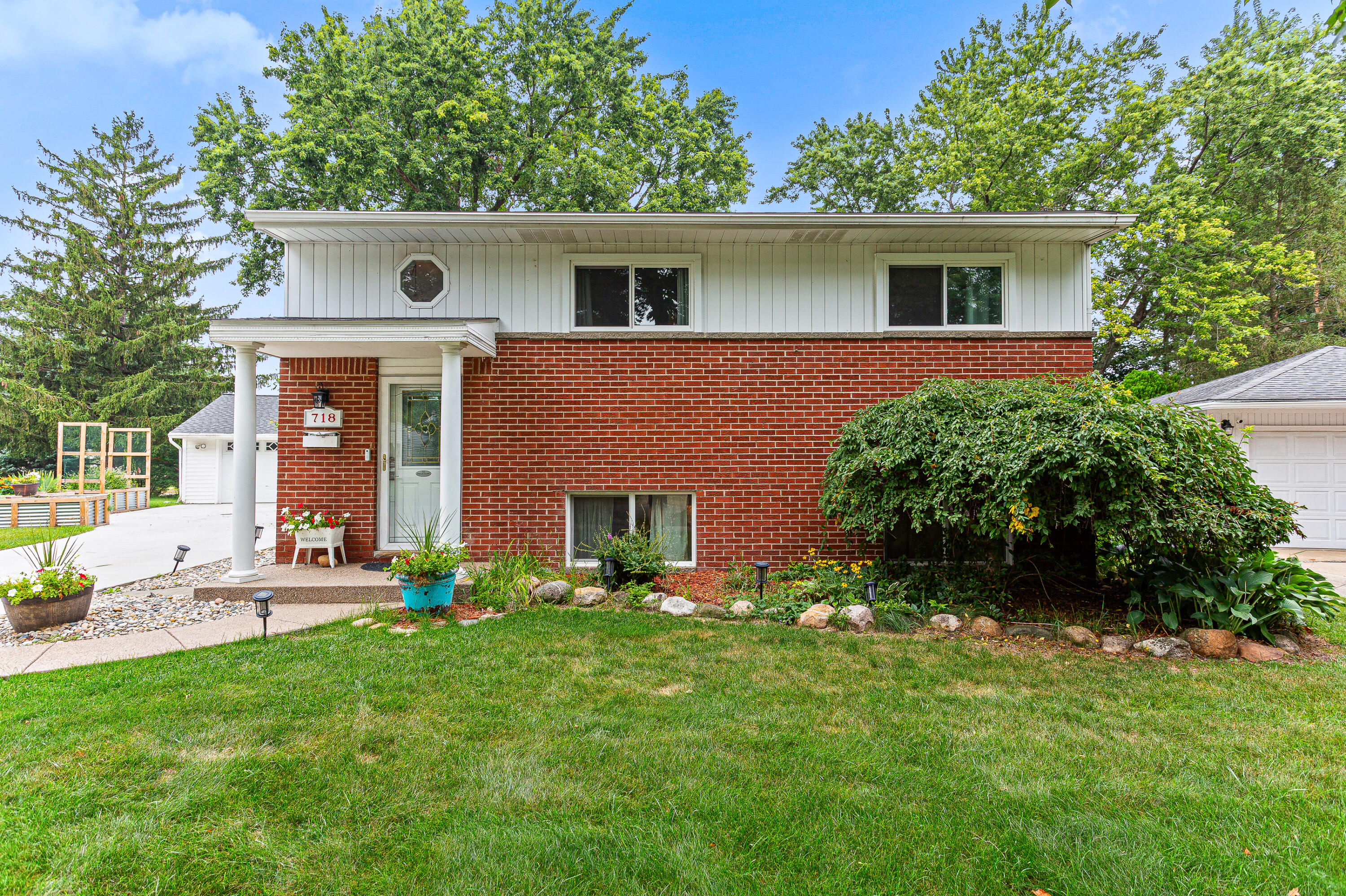 718 Panorama Property Photo 1