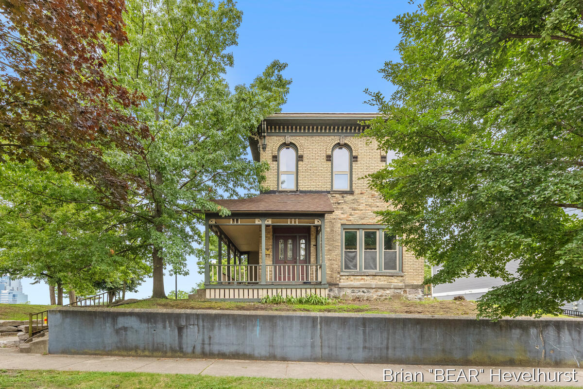 827 Fairview Avenue Ne Property Photo 1