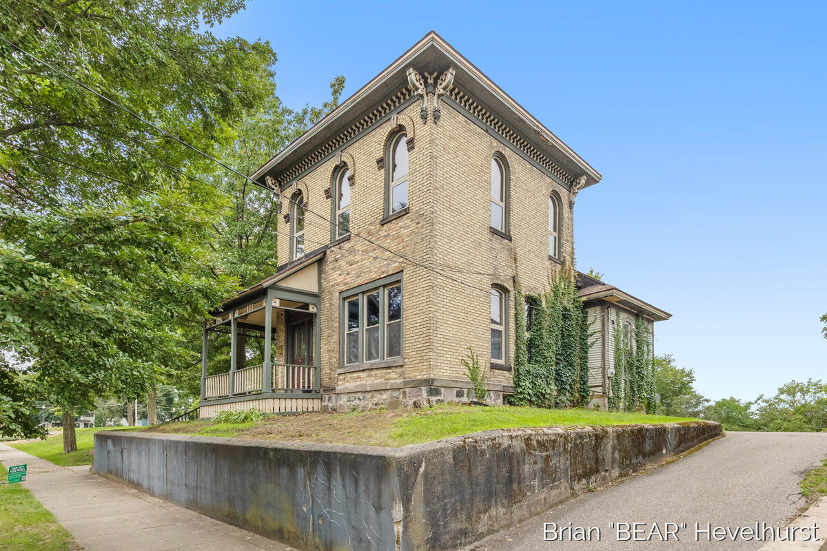 827 Fairview Avenue Ne Property Photo 2