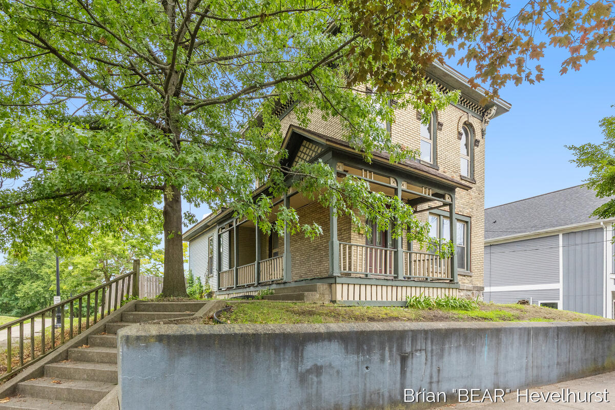 827 Fairview Avenue Ne Property Photo 3