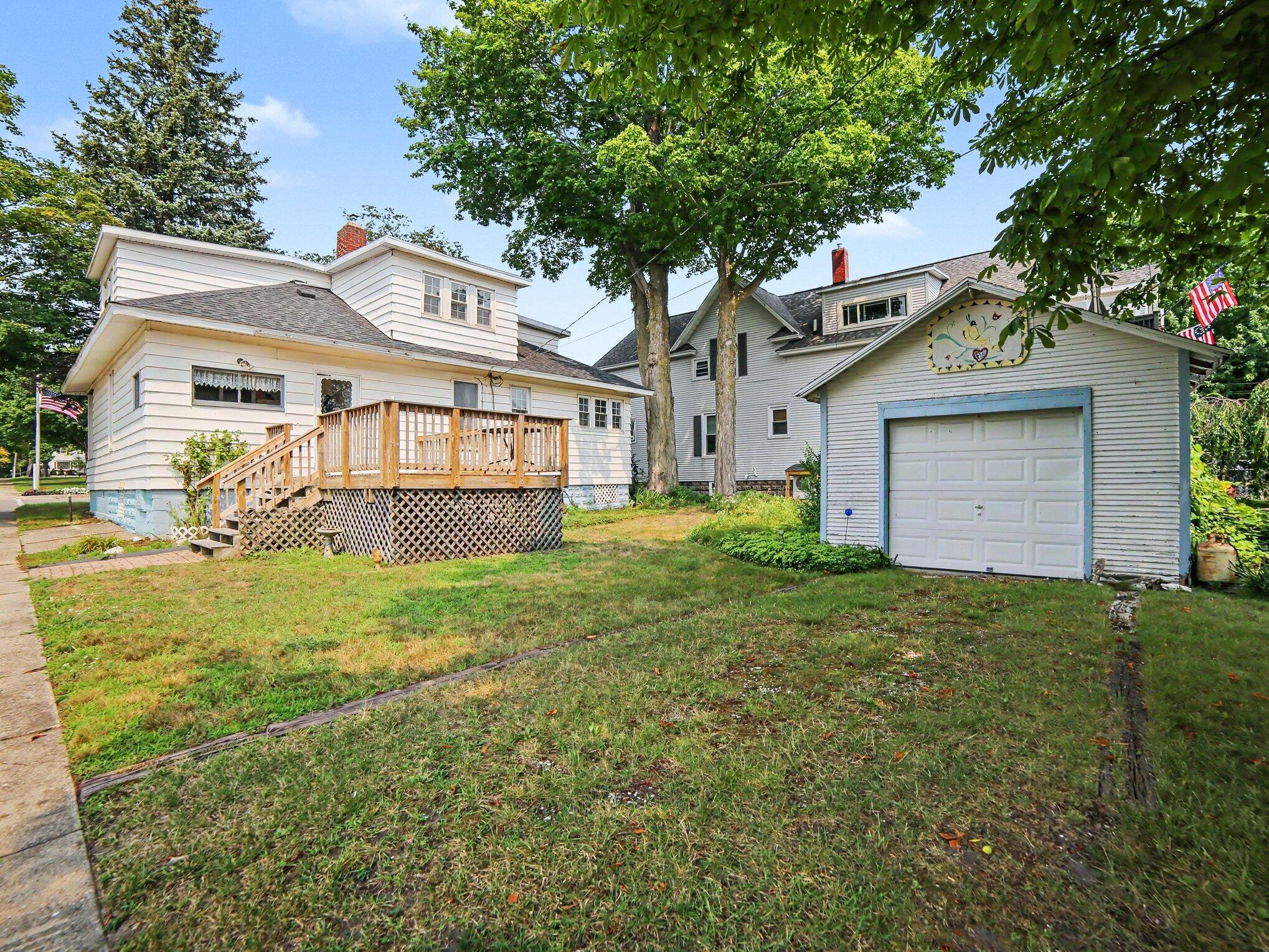 511 W Ludington Avenue Property Photo 3