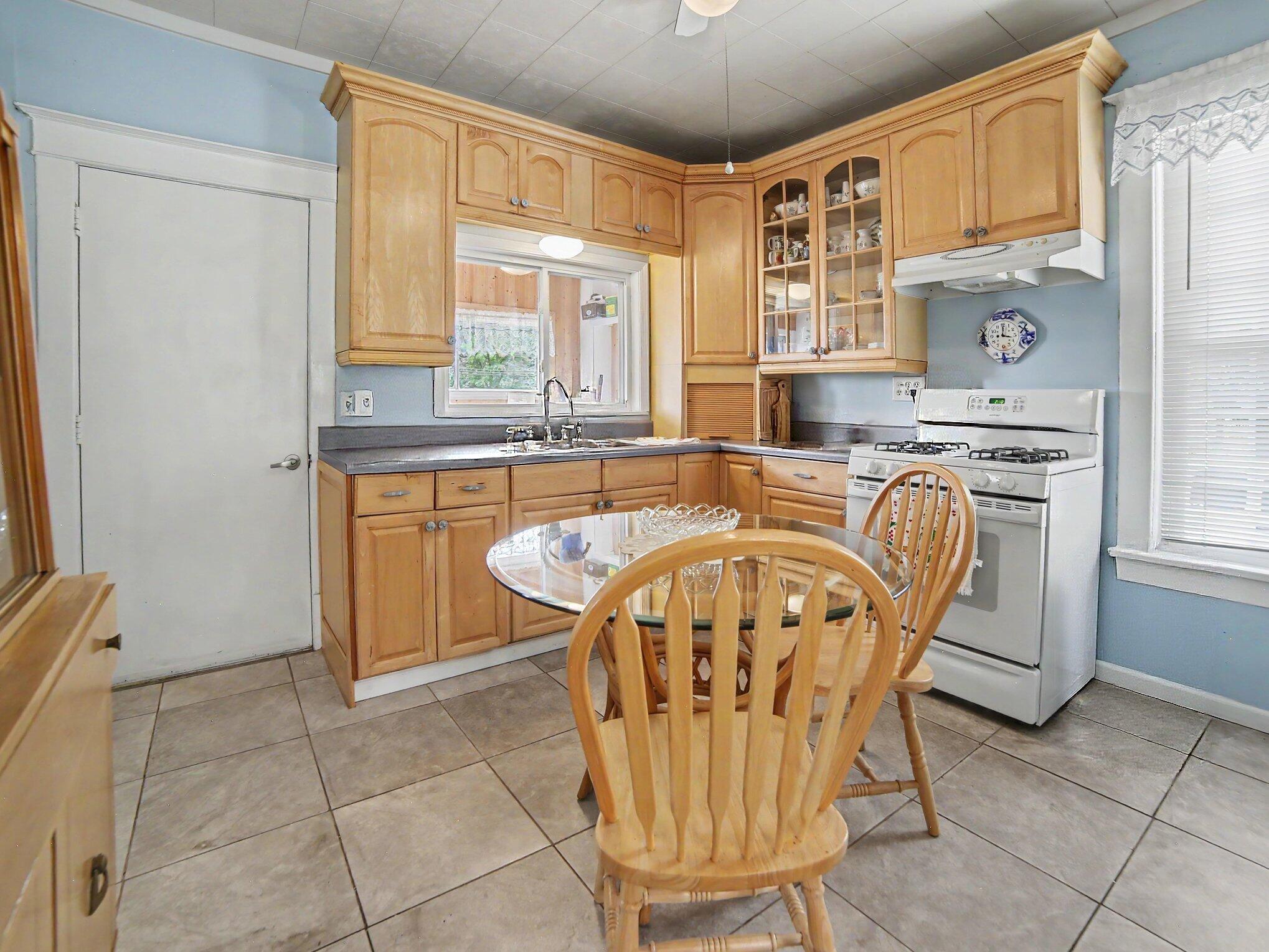 511 W Ludington Avenue Property Photo 17