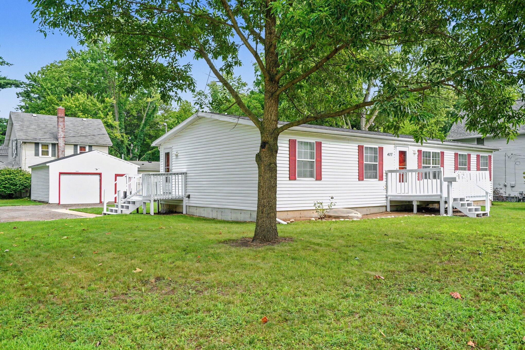 427 E Division Street Property Photo 1