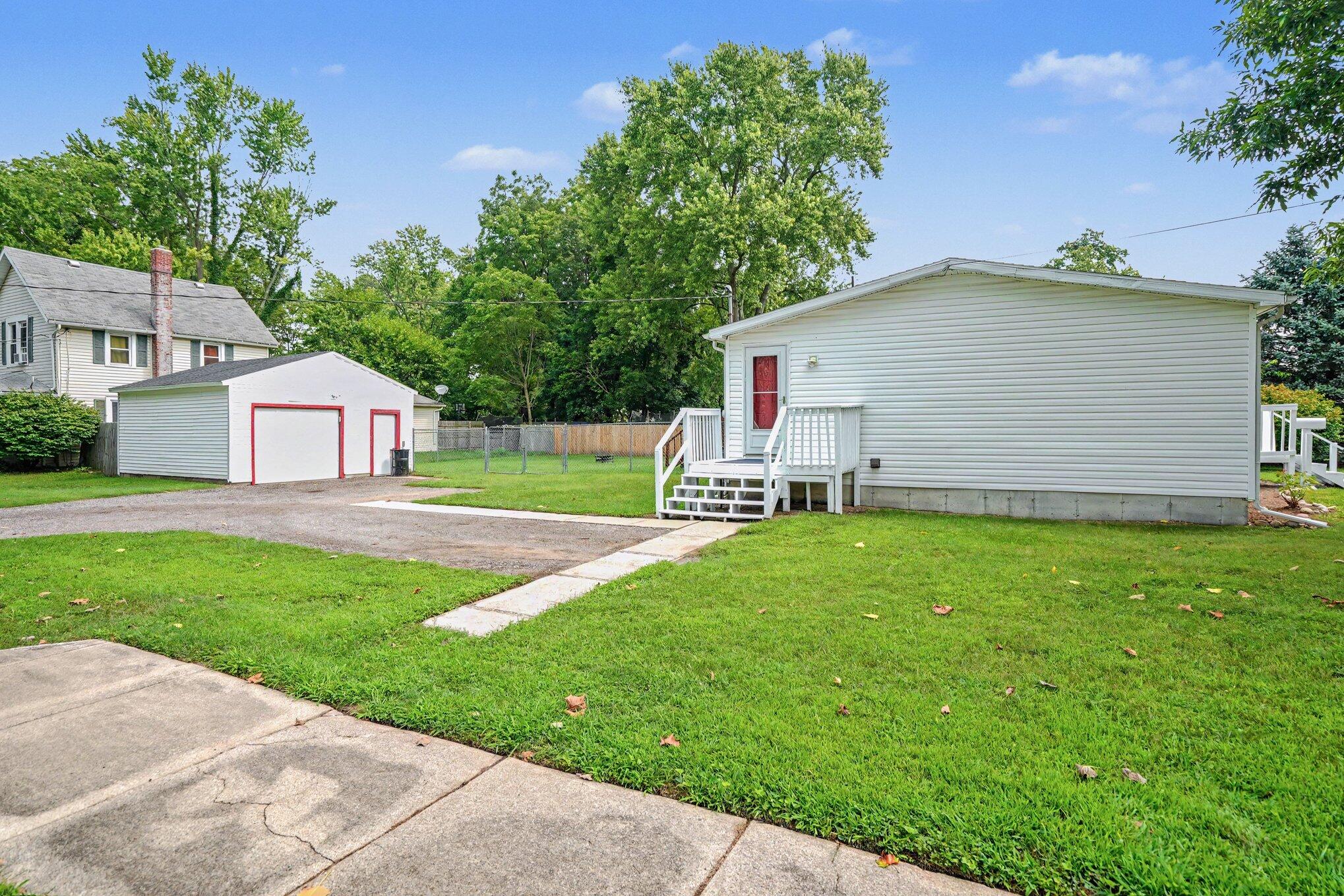427 E Division Street Property Photo 3