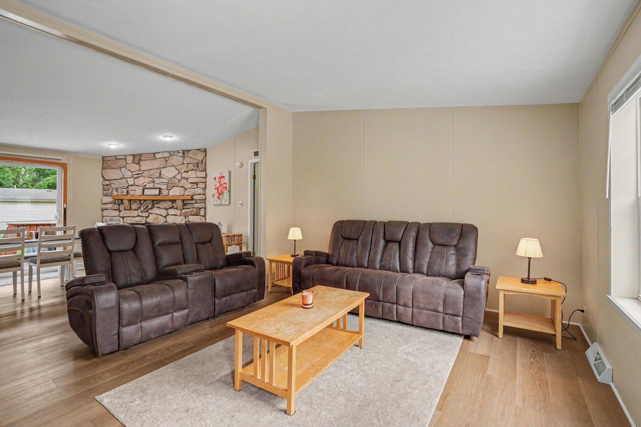 427 E Division Street Property Photo 4