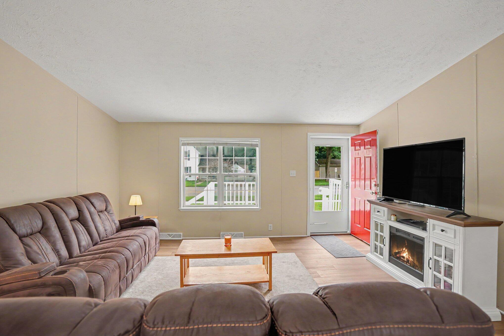 427 E Division Street Property Photo 6