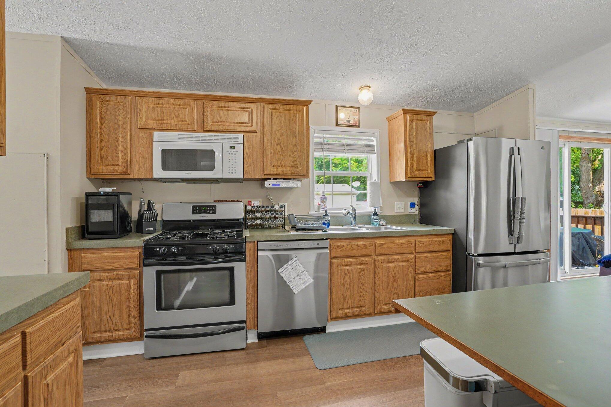 427 E Division Street Property Photo 8