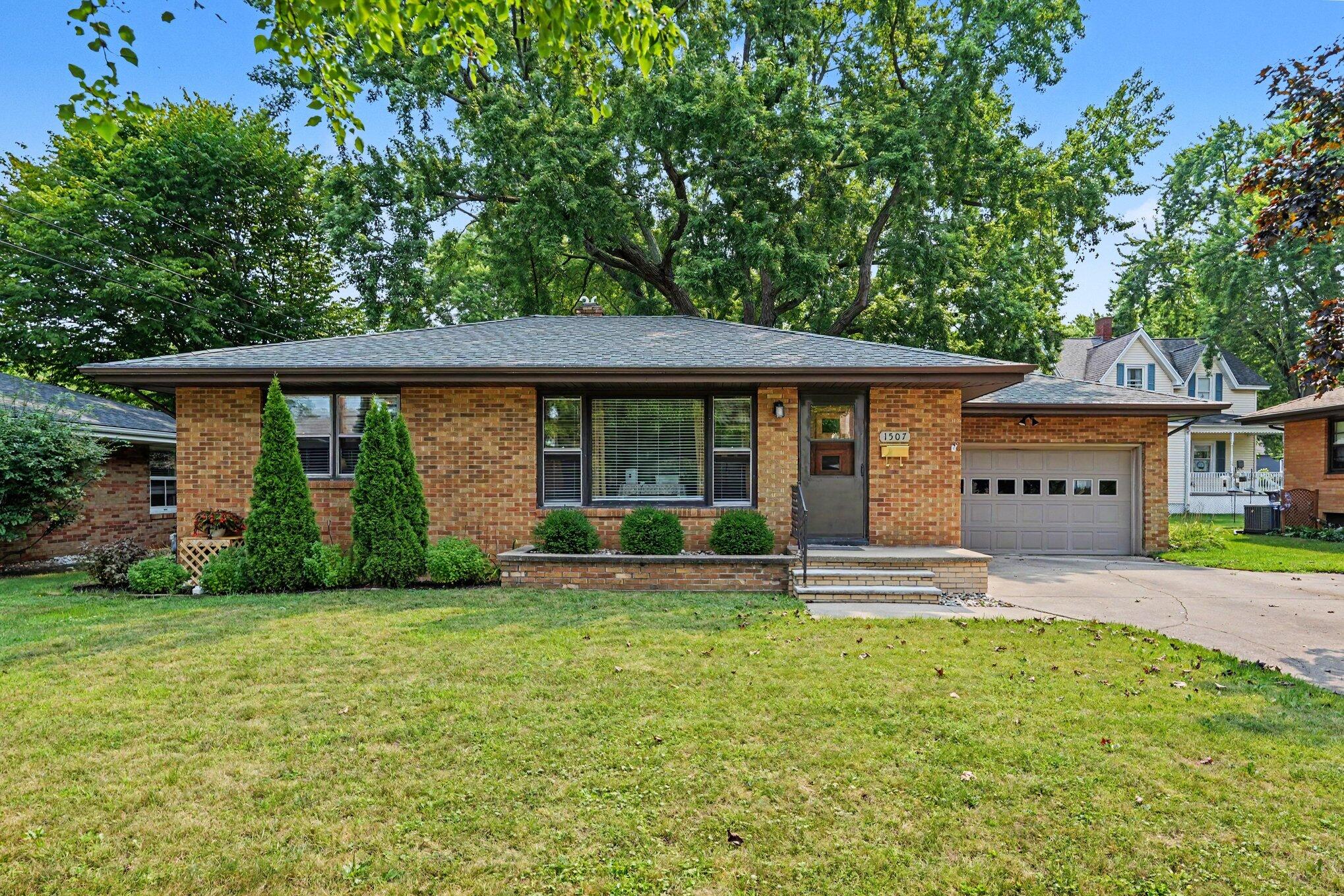 1507 Langley Avenue Property Photo 1