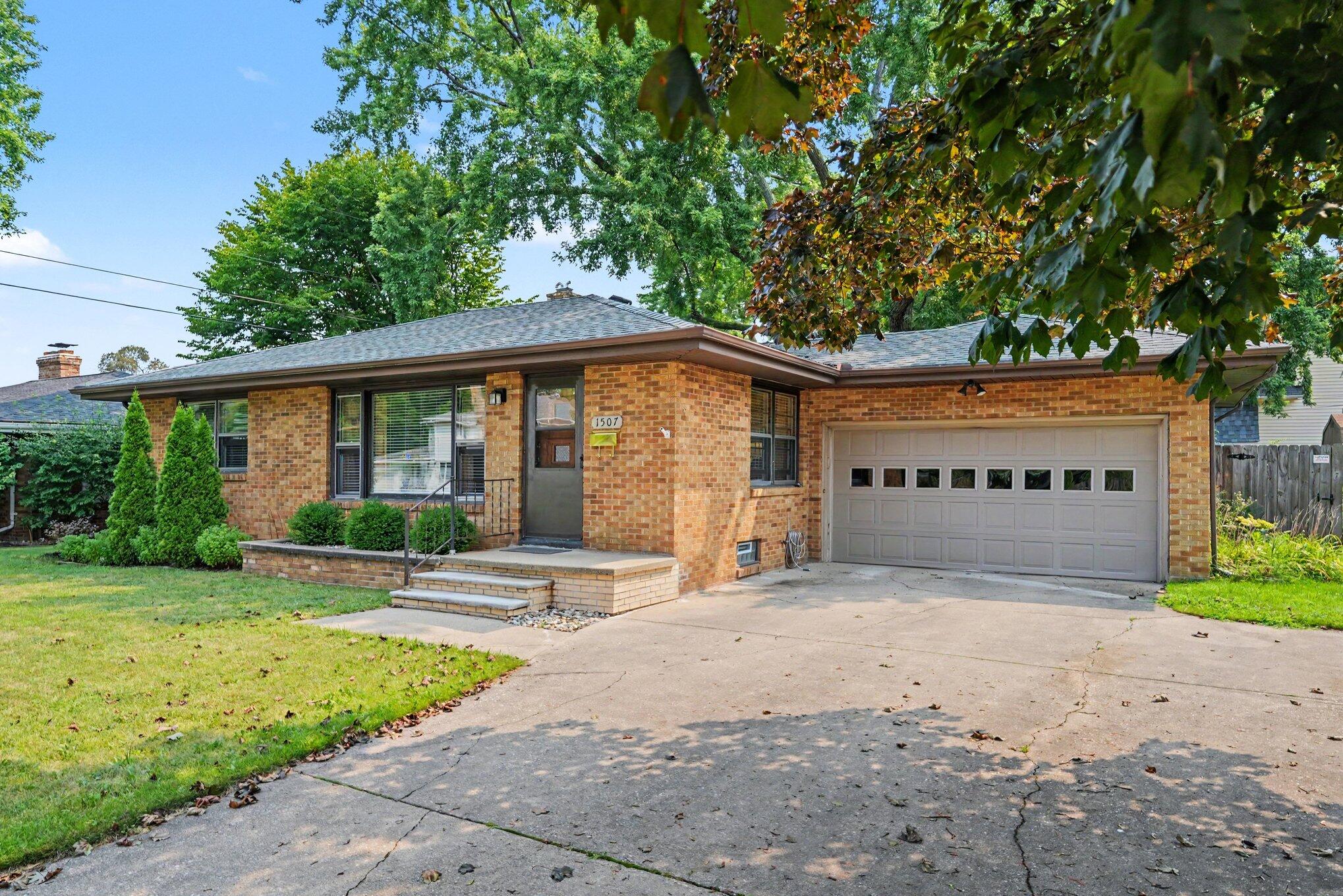 1507 Langley Avenue Property Photo 4