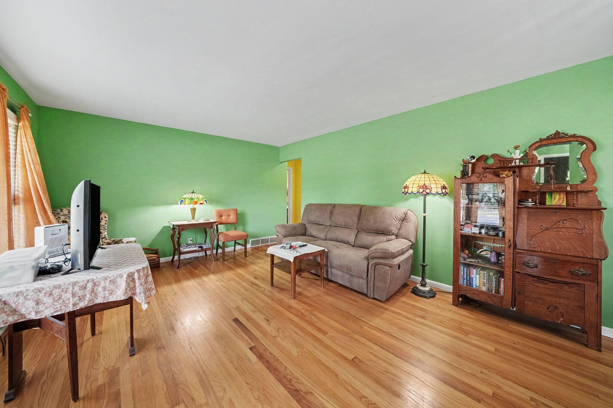 1507 Langley Avenue Property Photo 5