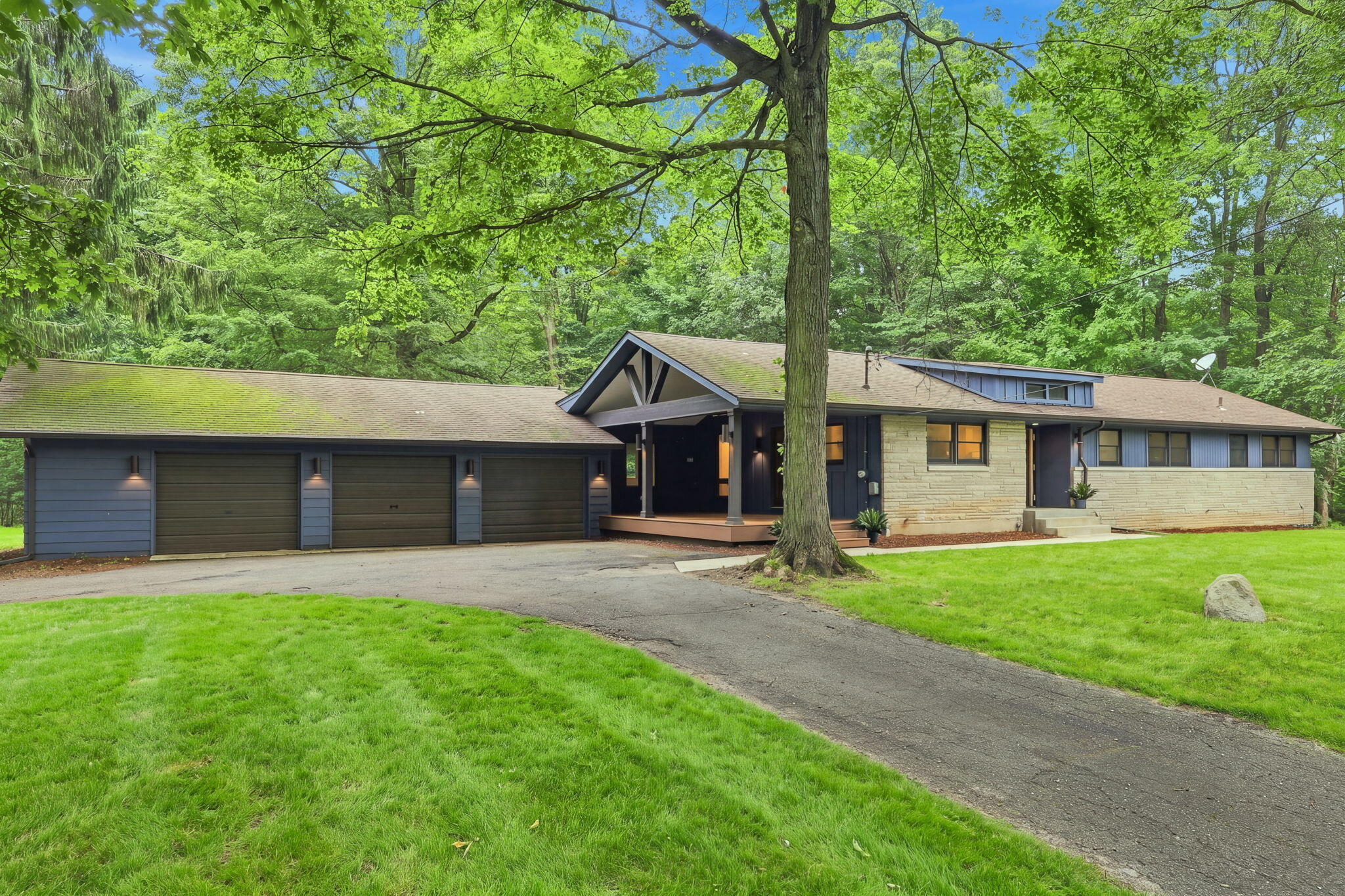 1120 N Philip Road Property Photo 1