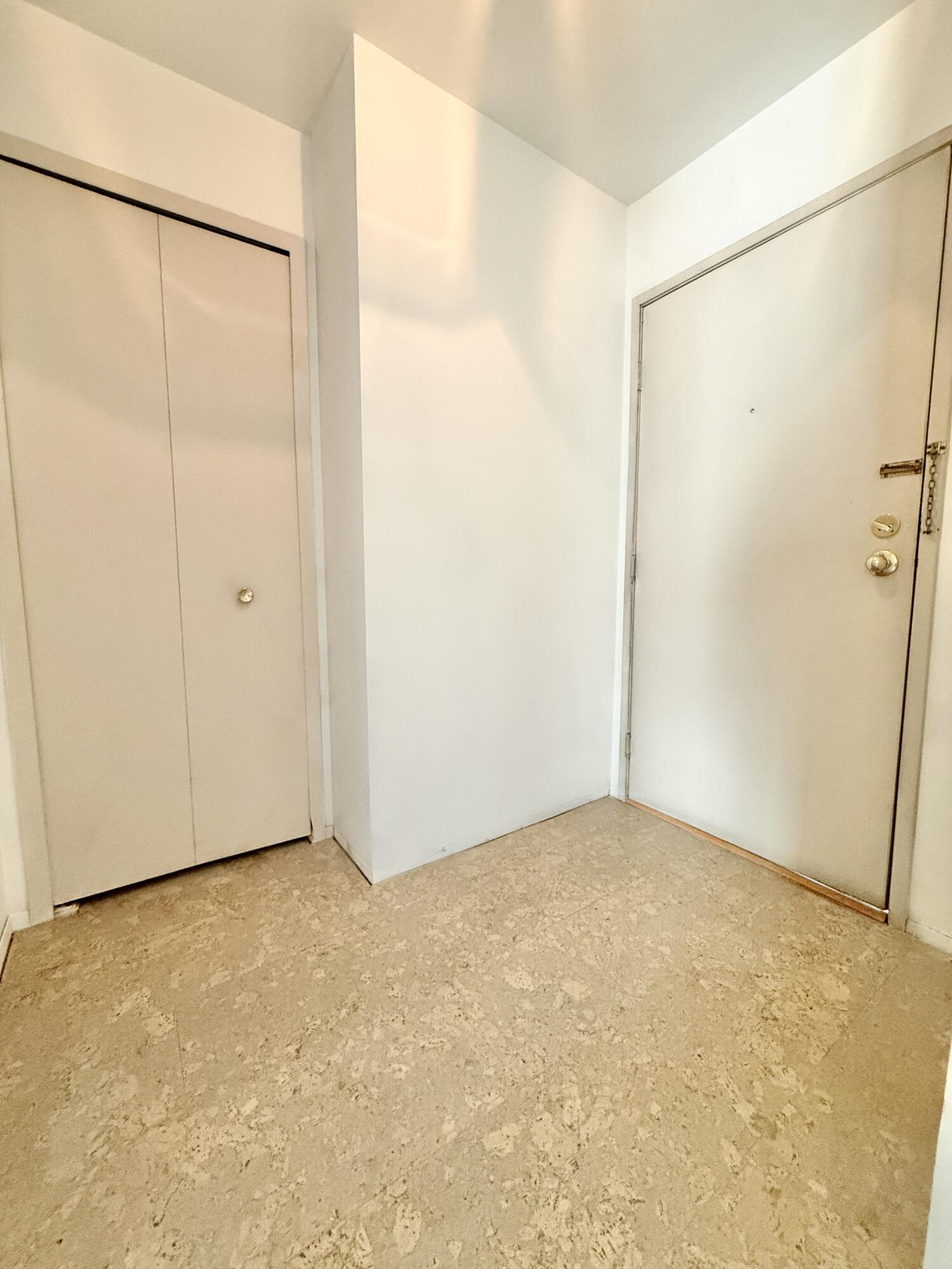 2203 S Huron Parkway S 4 Property Photo 3