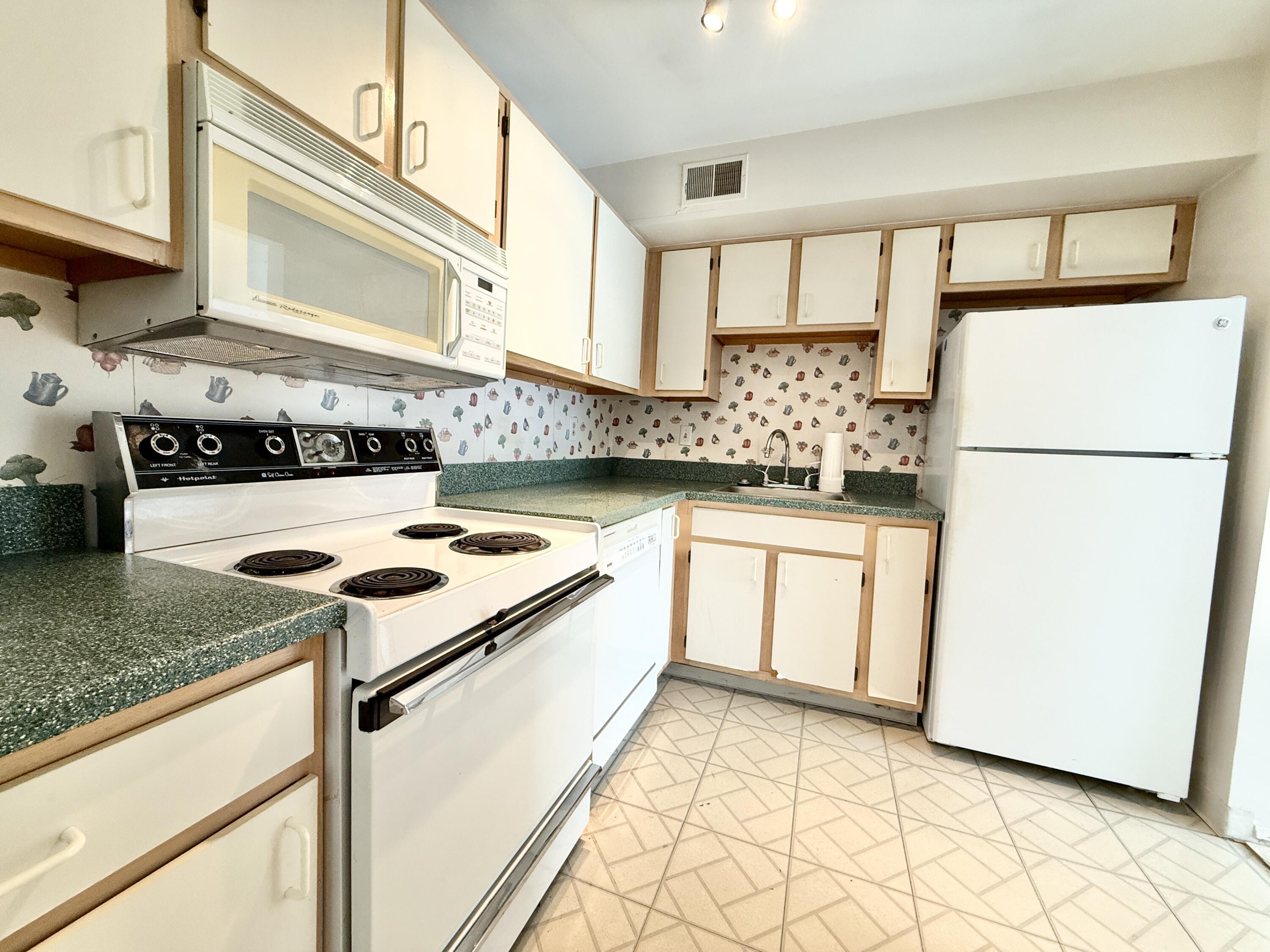 2203 S Huron Parkway S 4 Property Photo 9