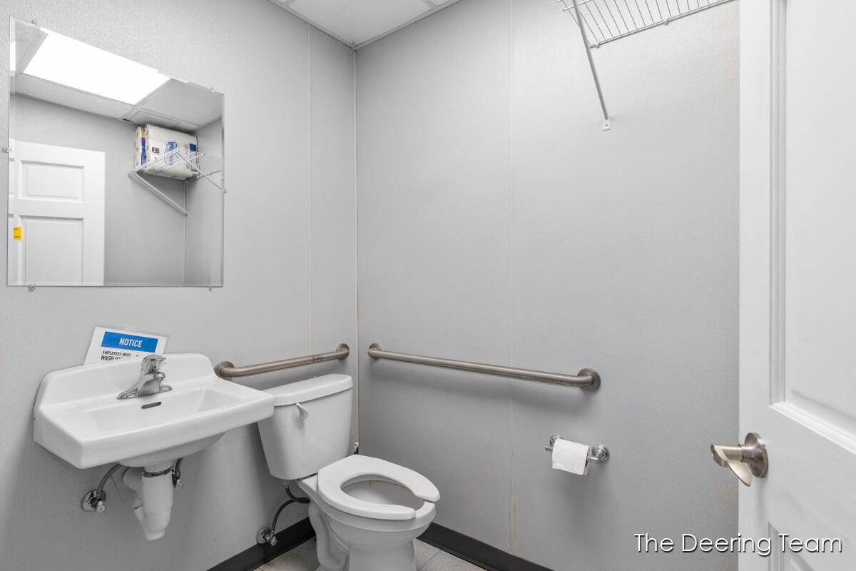 3555 S Elm Avenue Property Photo 15
