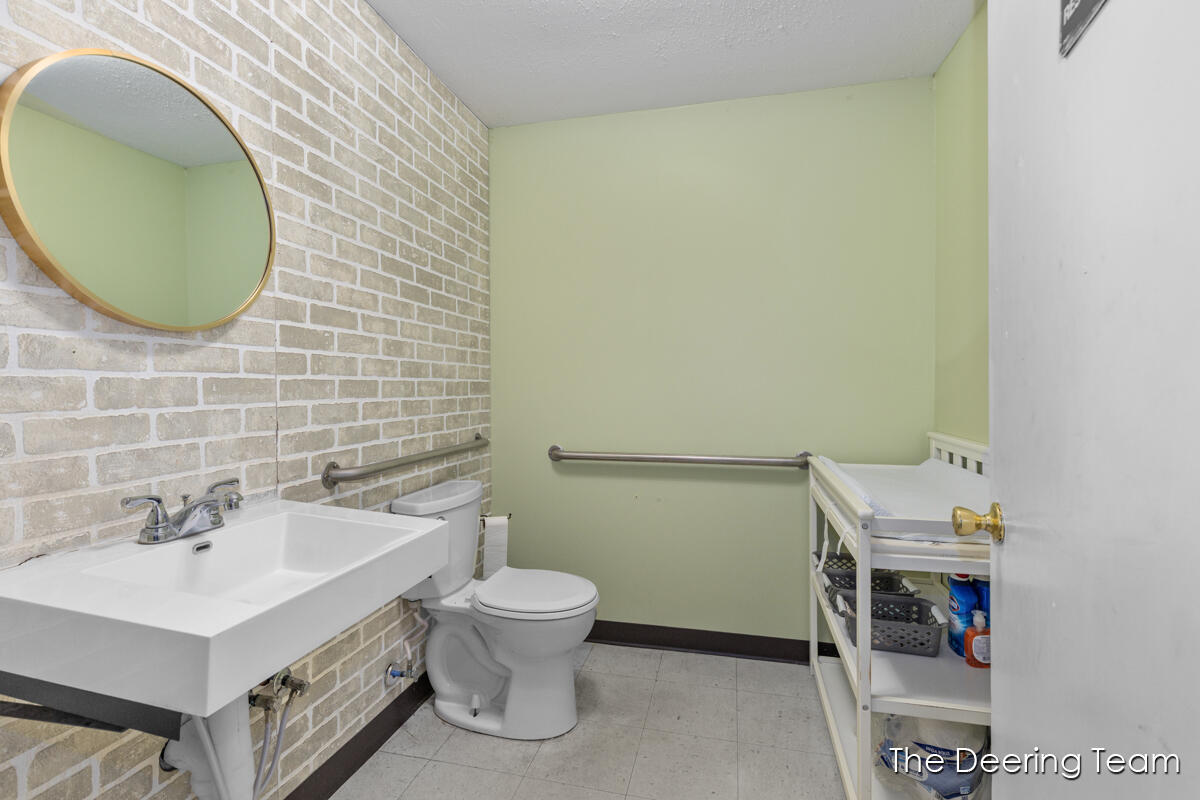 3555 S Elm Avenue Property Photo 43