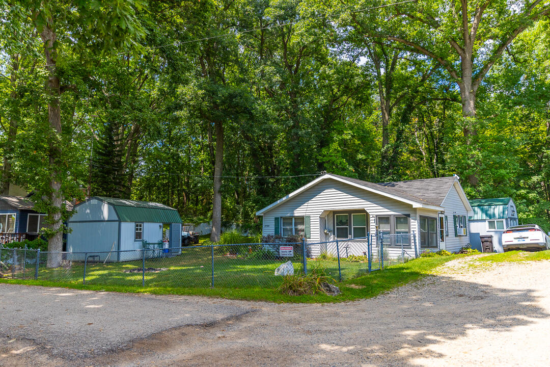 9728 Lakeview Drive Property Photo 3