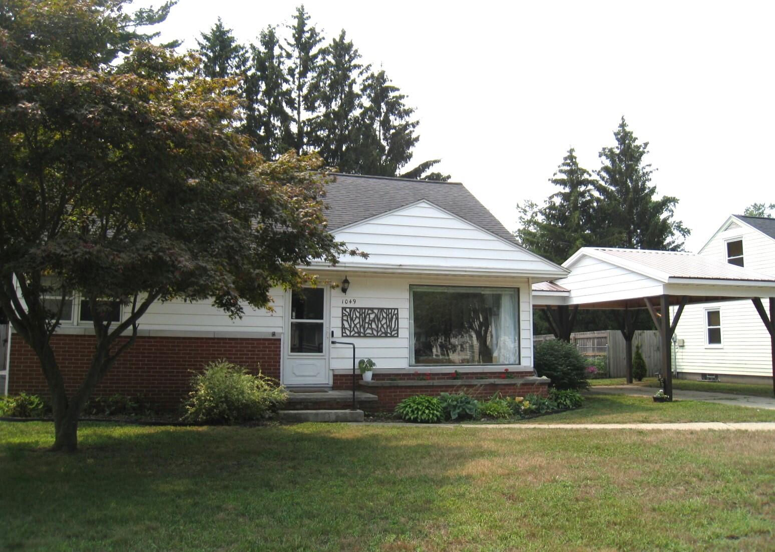 1049 W Summit Avenue Property Photo 1