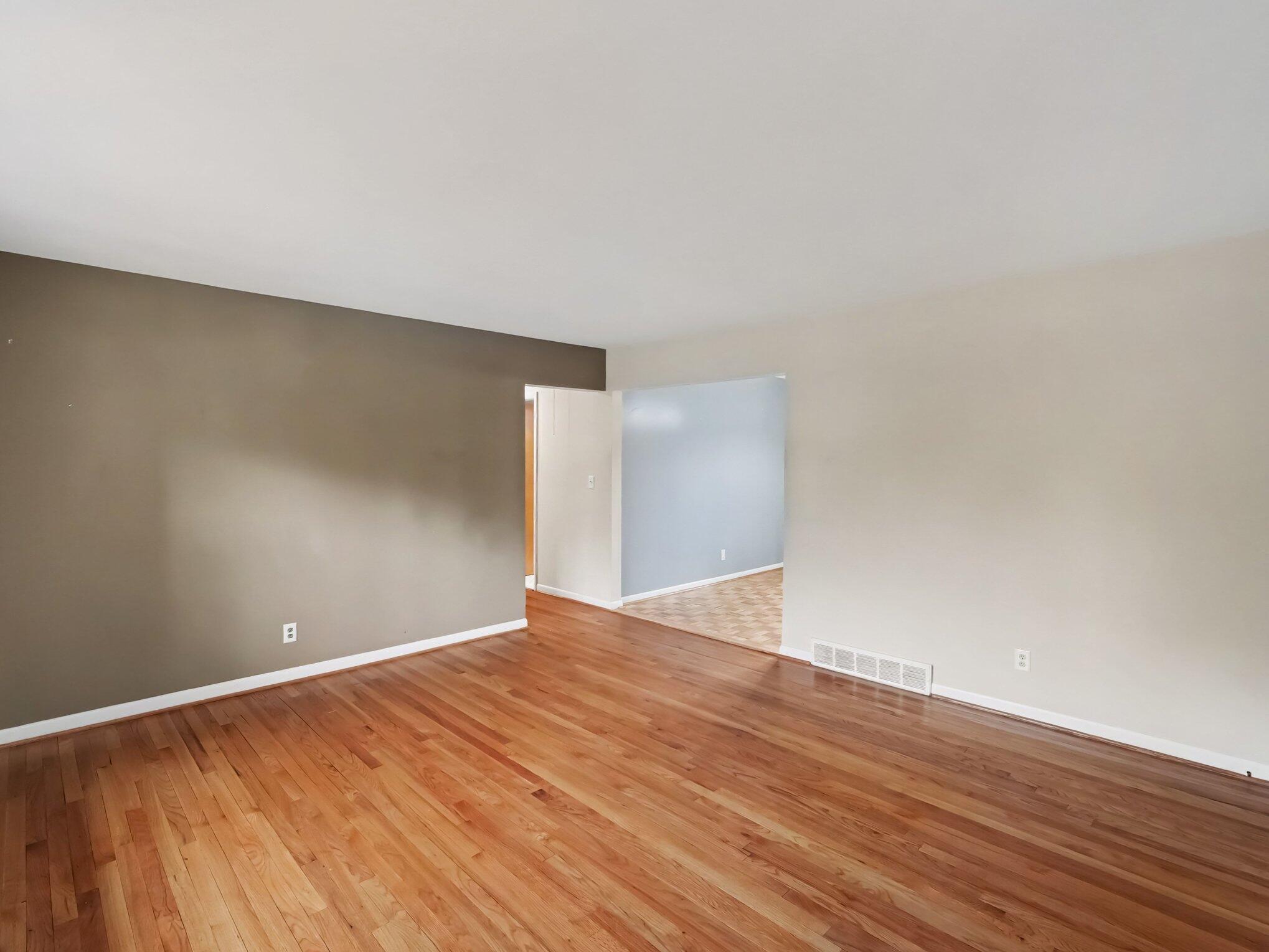2004 Suffolk Avenue Property Photo 5