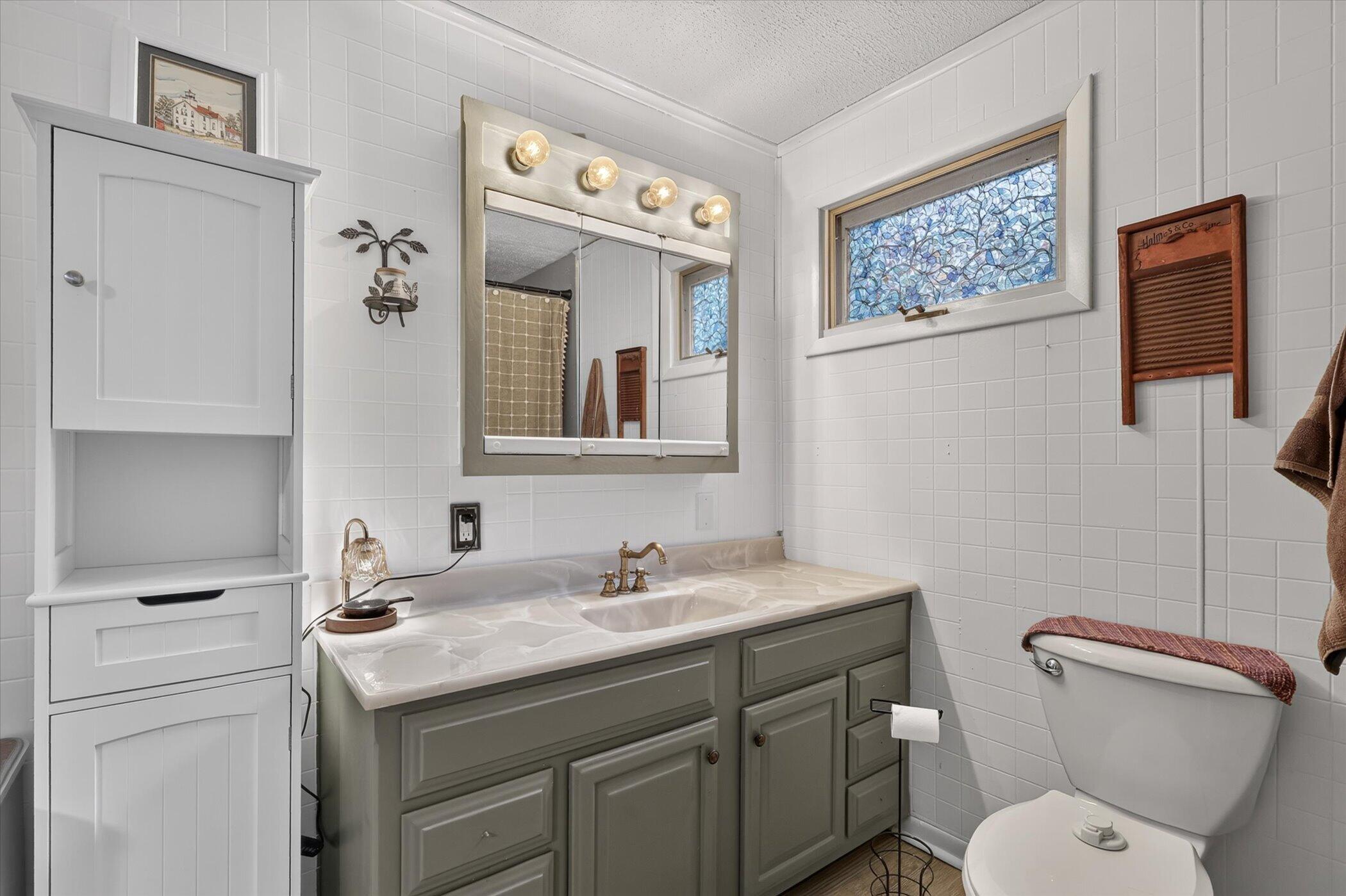 8601 Almena Drive Property Photo 11