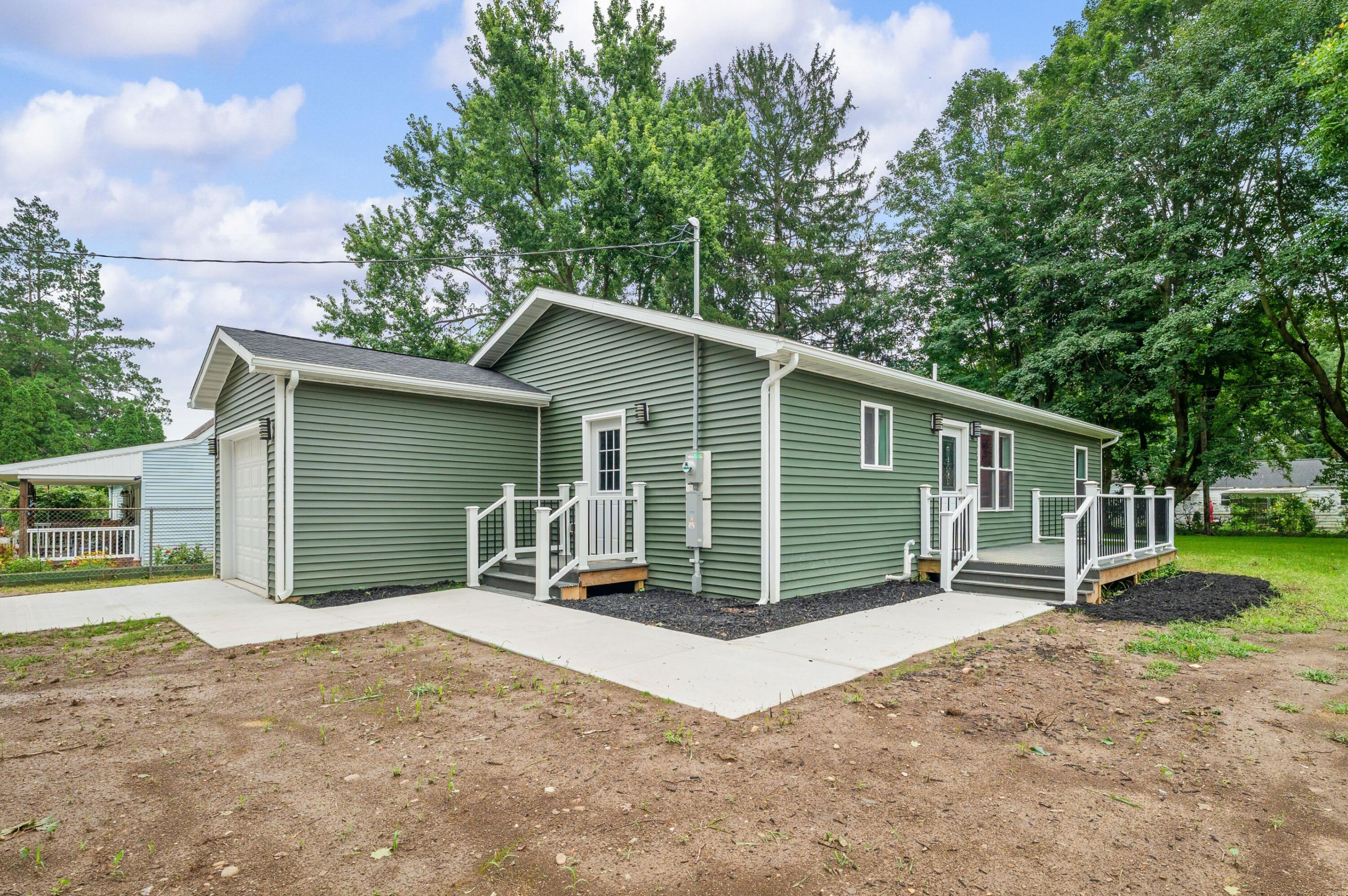 584 1st Court Property Photo 3