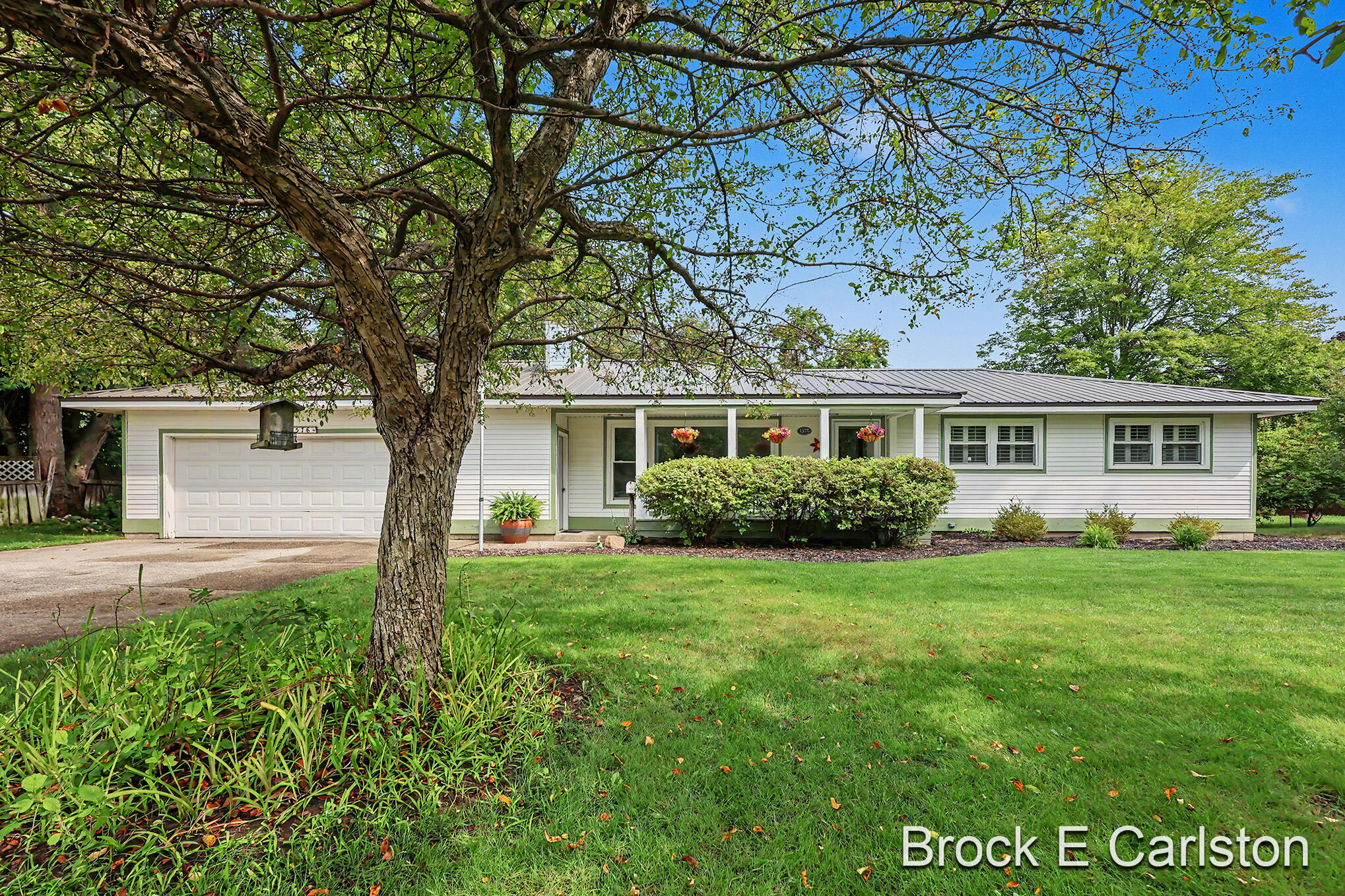 1576 Hendrick Road Property Photo 1