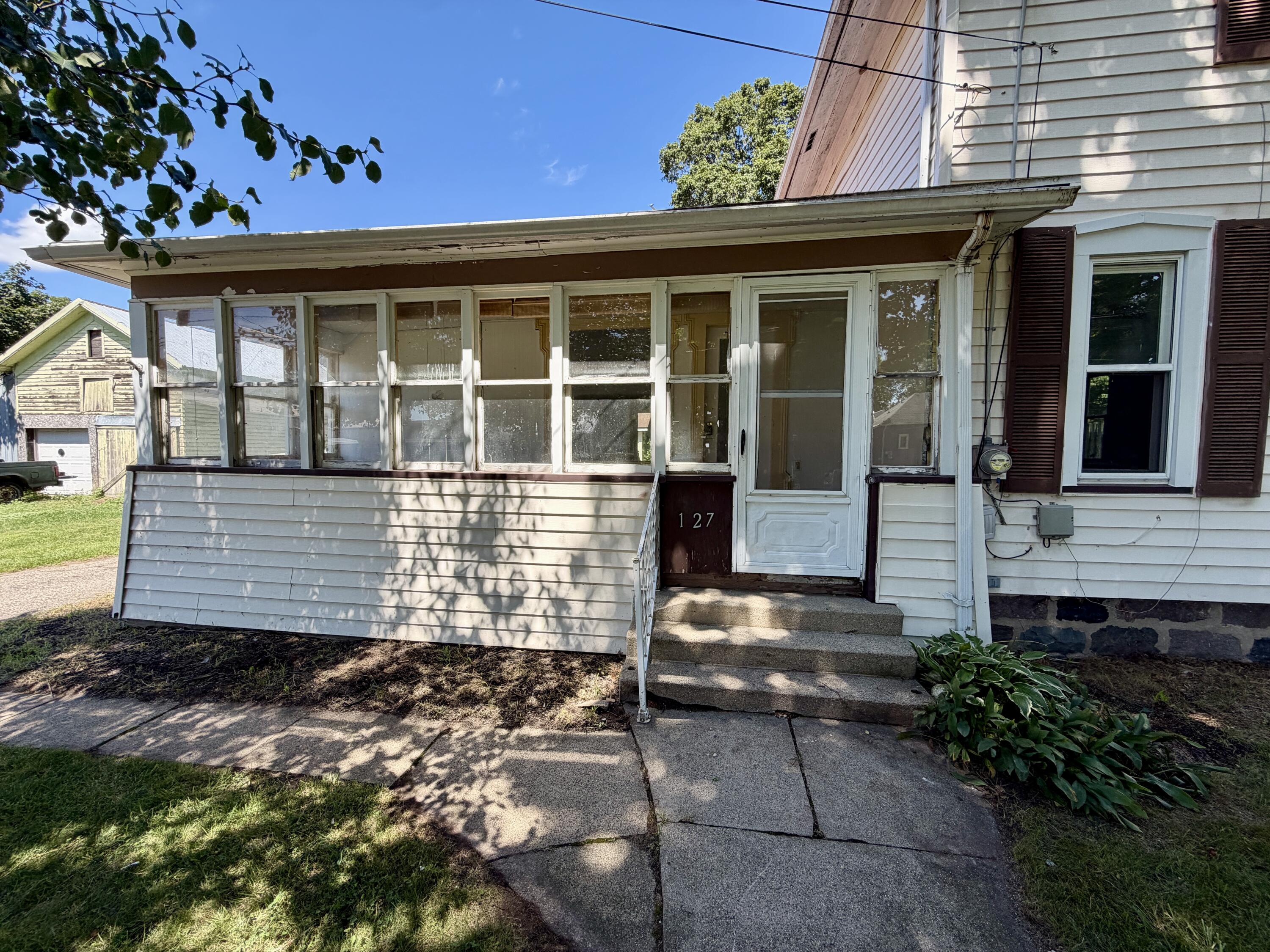 127 E Mill Street Property Photo 2