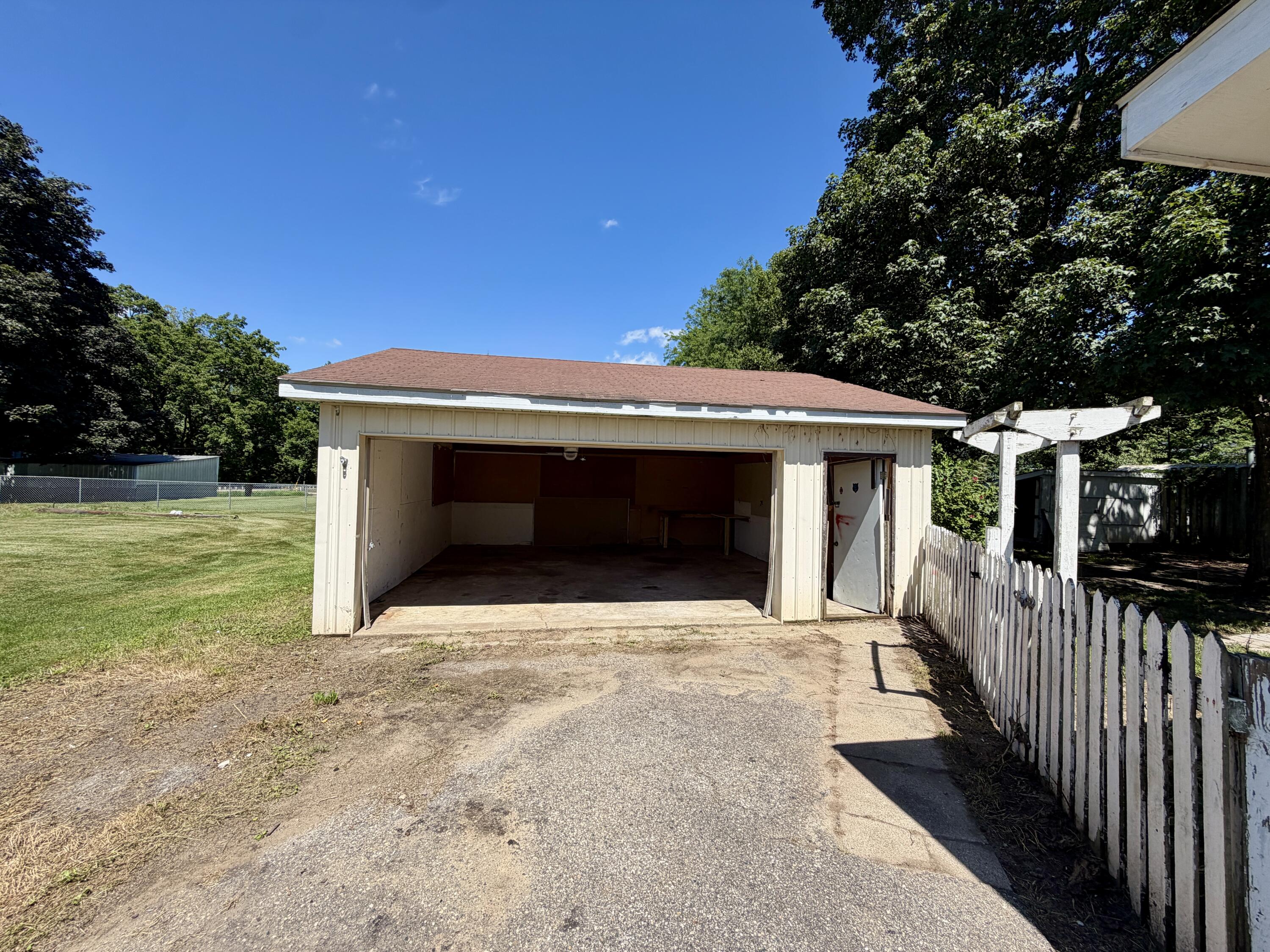 127 E Mill Street Property Photo 3