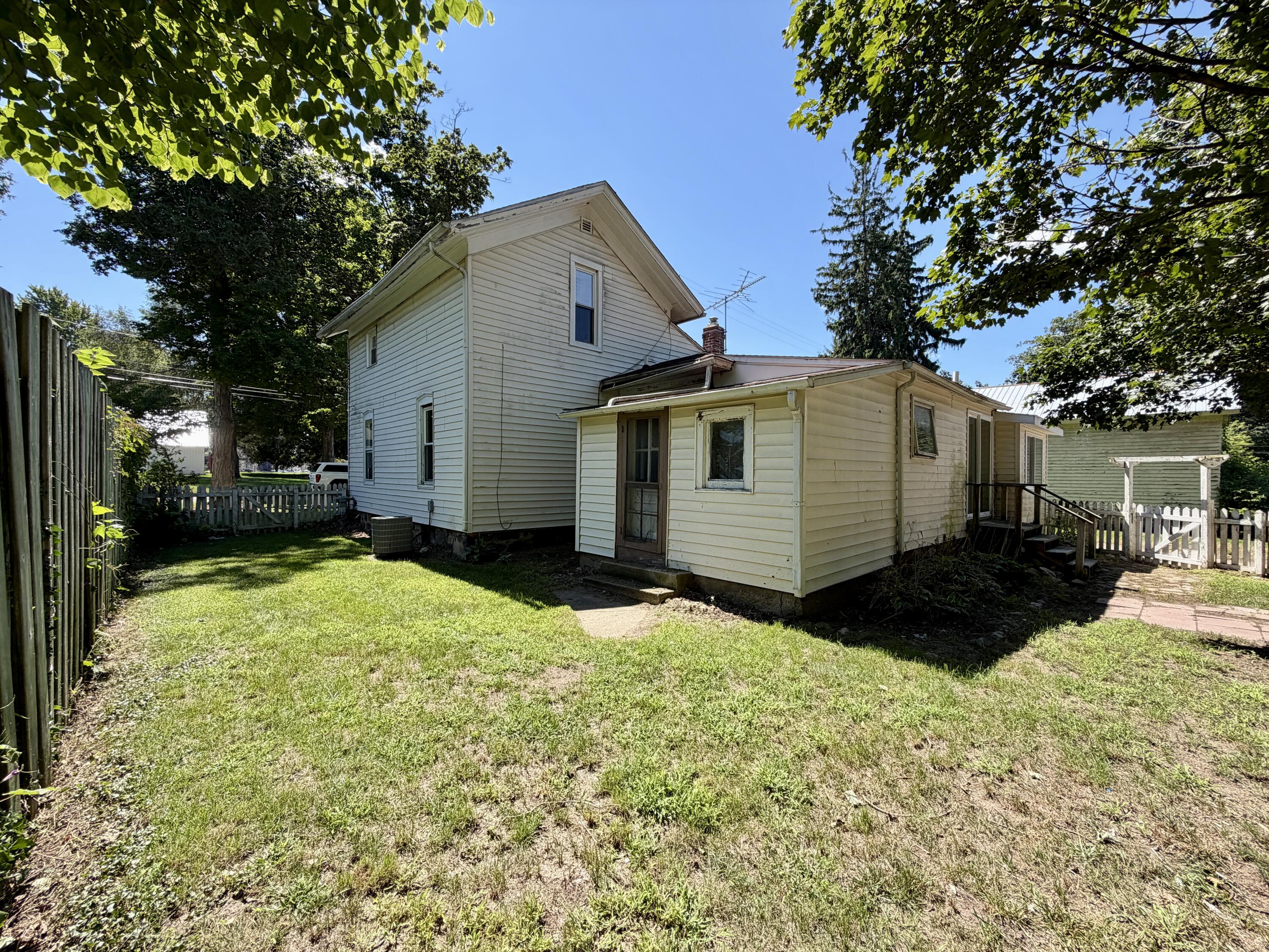 127 E Mill Street Property Photo 4