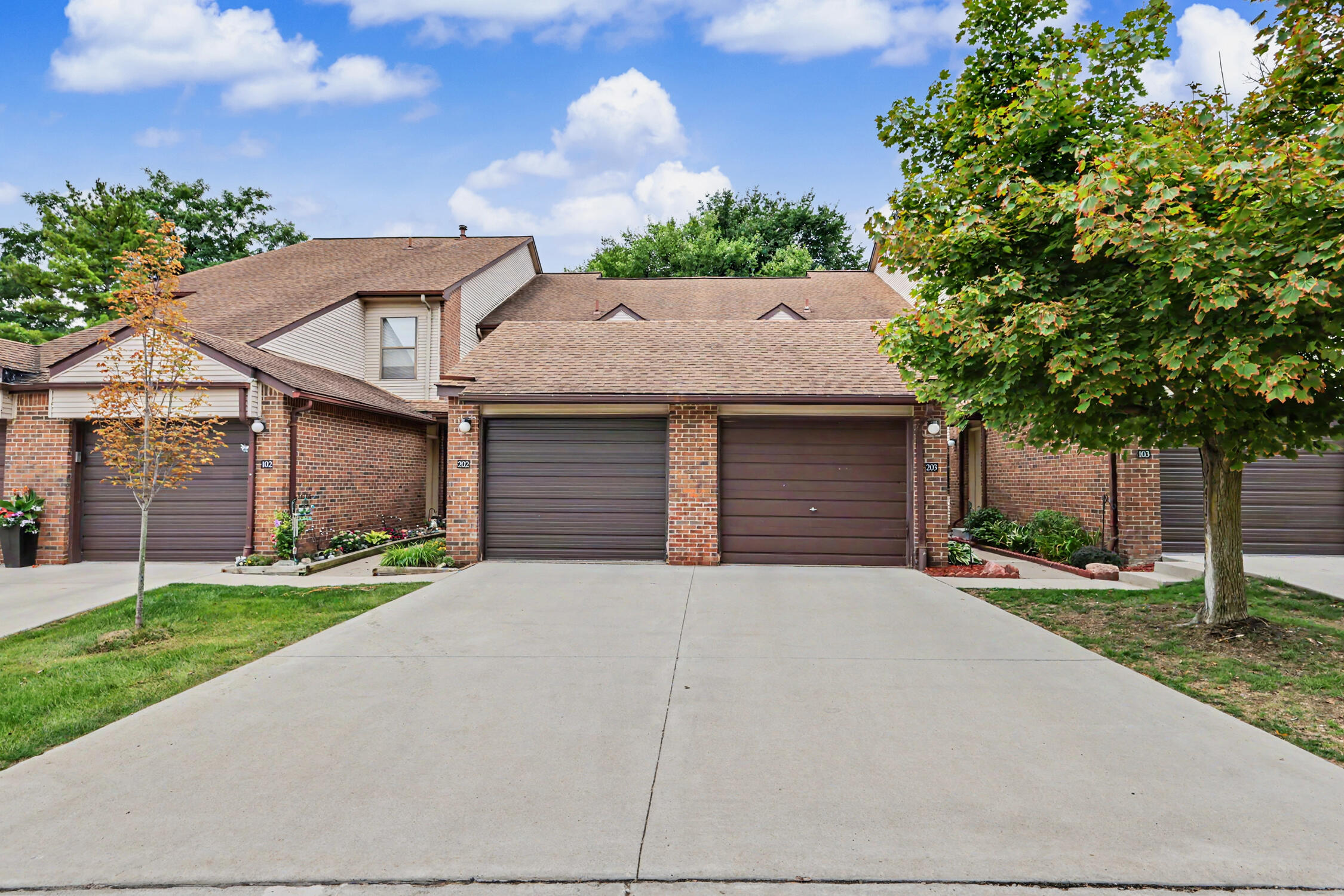 6600 Ridgefield Circle Property Photo 4