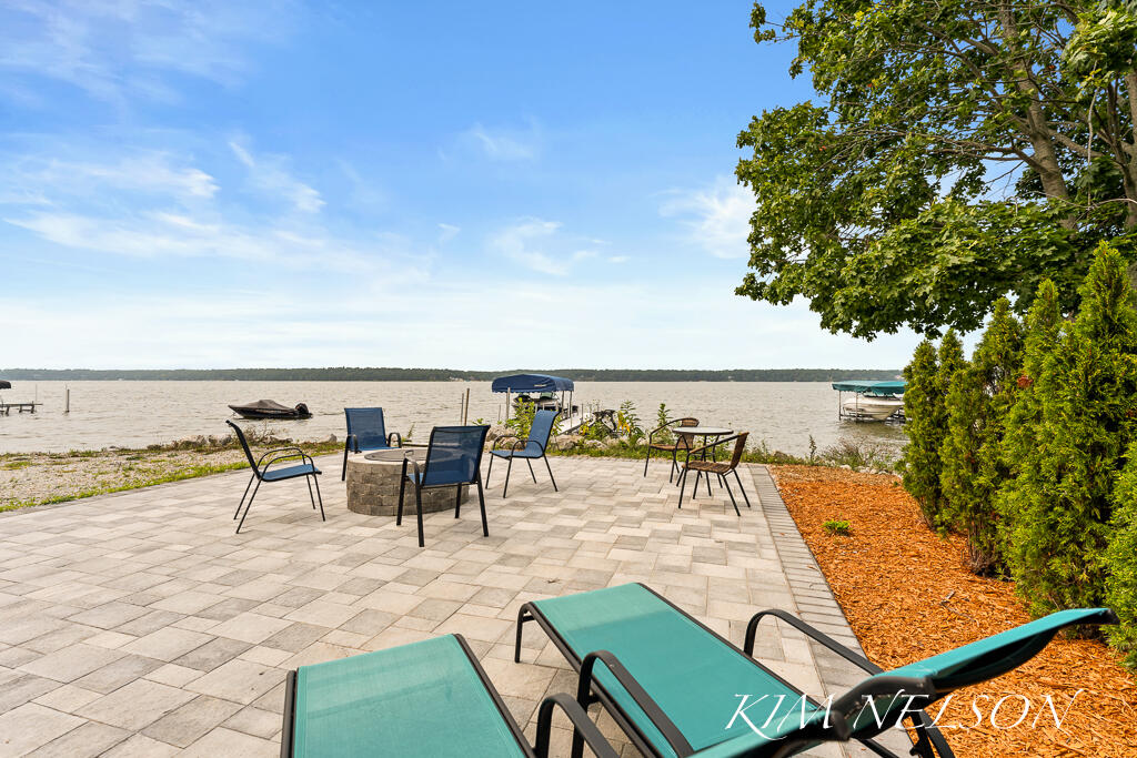 5768 S Shore Drive Property Photo 6