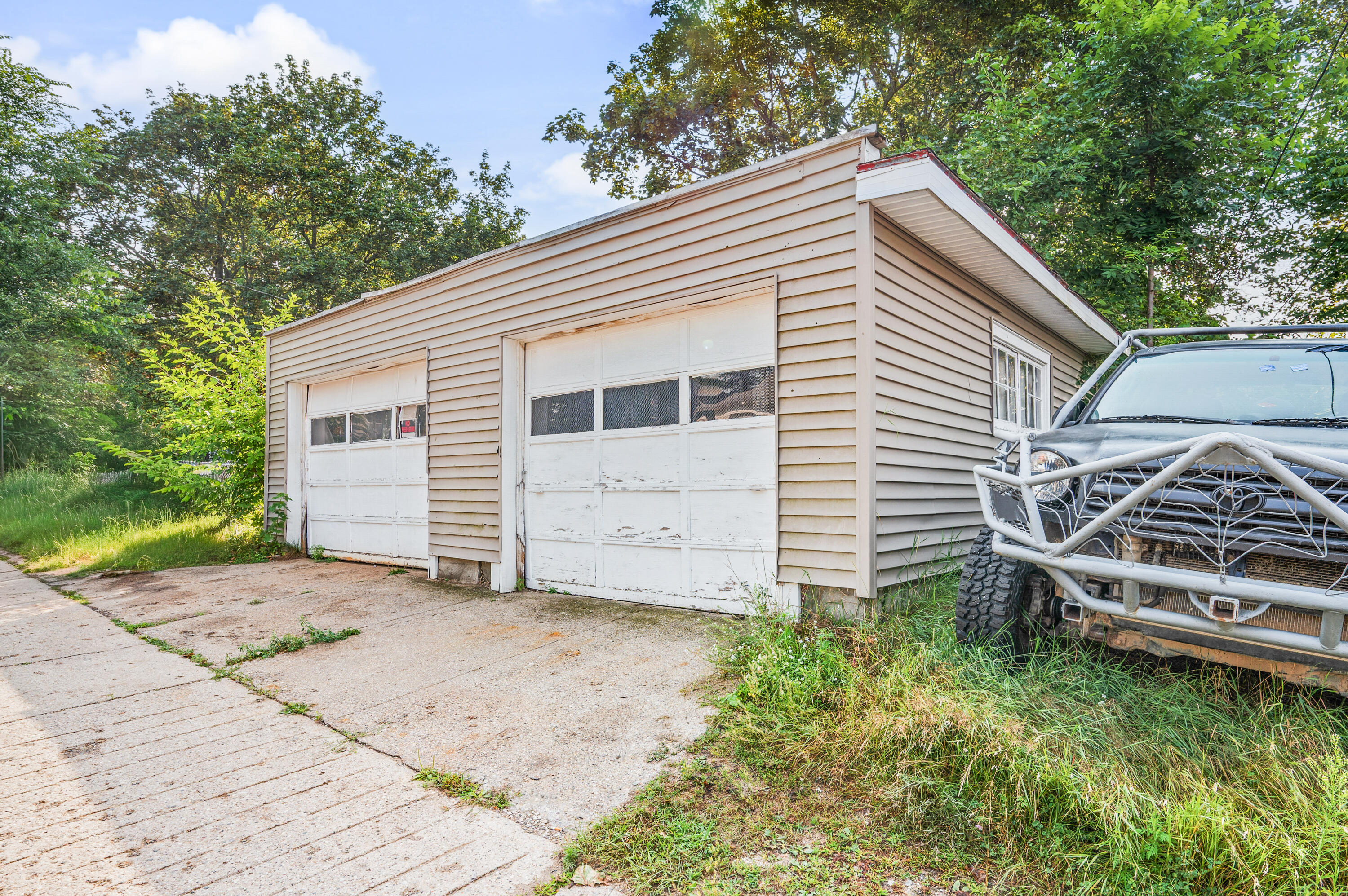 437 E Chapin Street Property Photo 4
