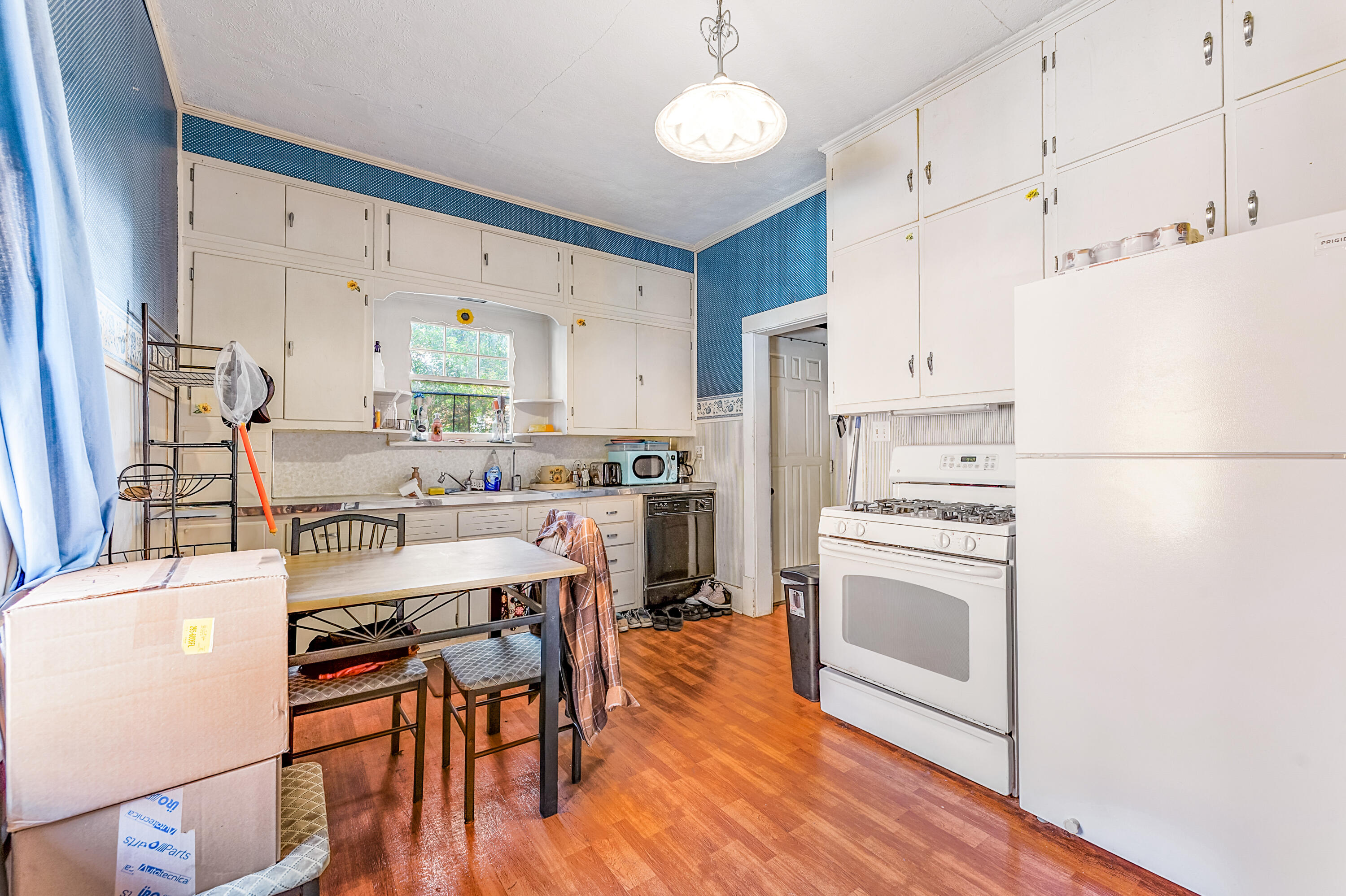 437 E Chapin Street Property Photo 6