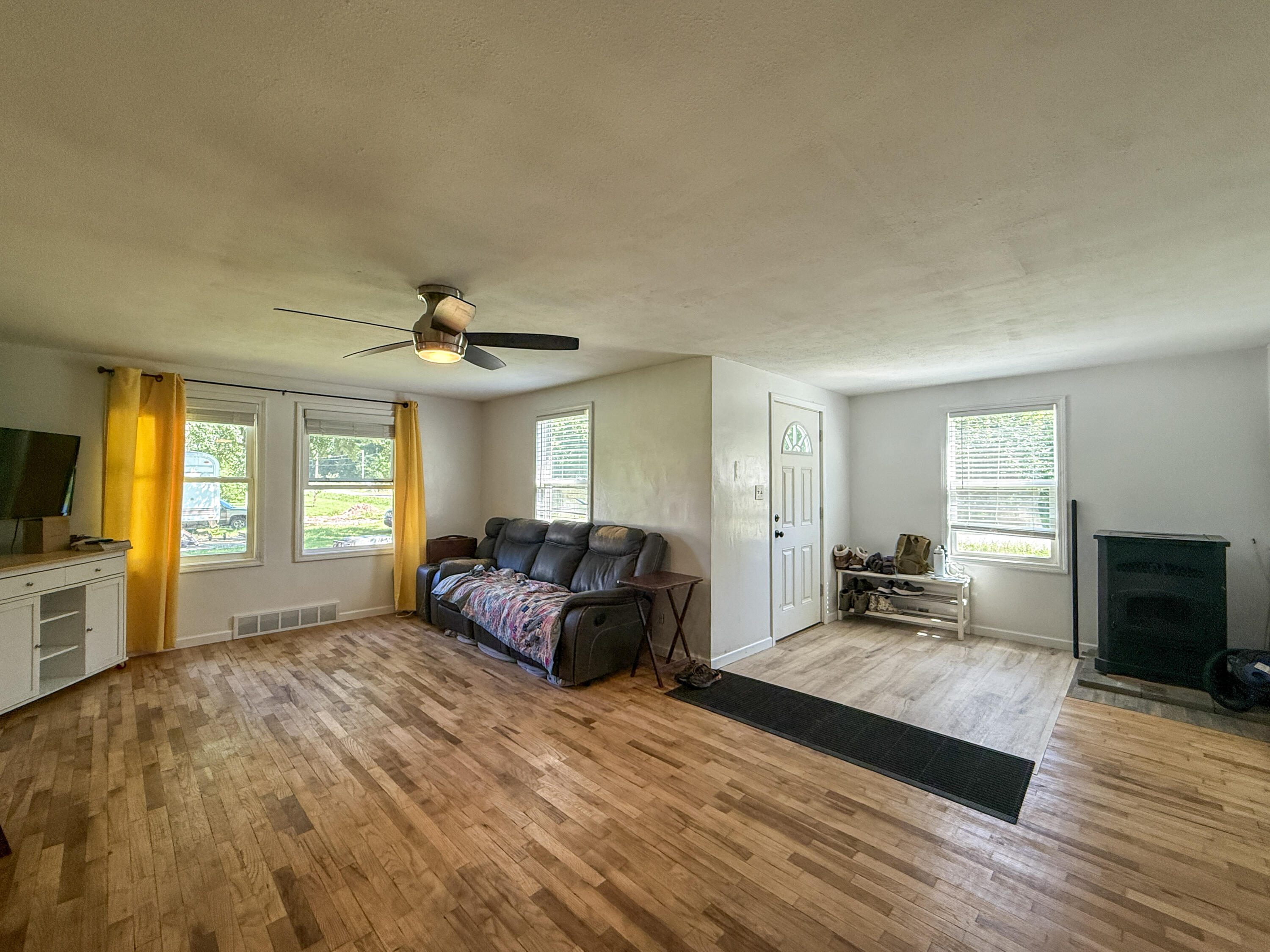 2661 E Empire Avenue Property Photo 4