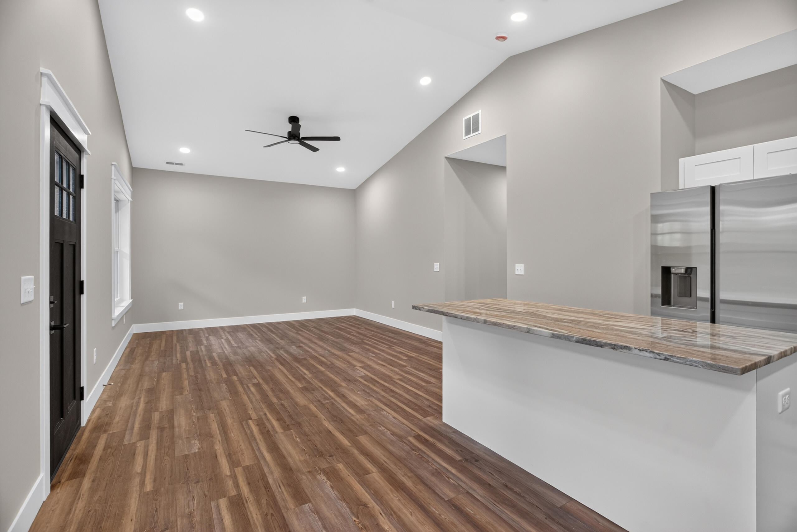 9620 Rexford Road Property Photo 3