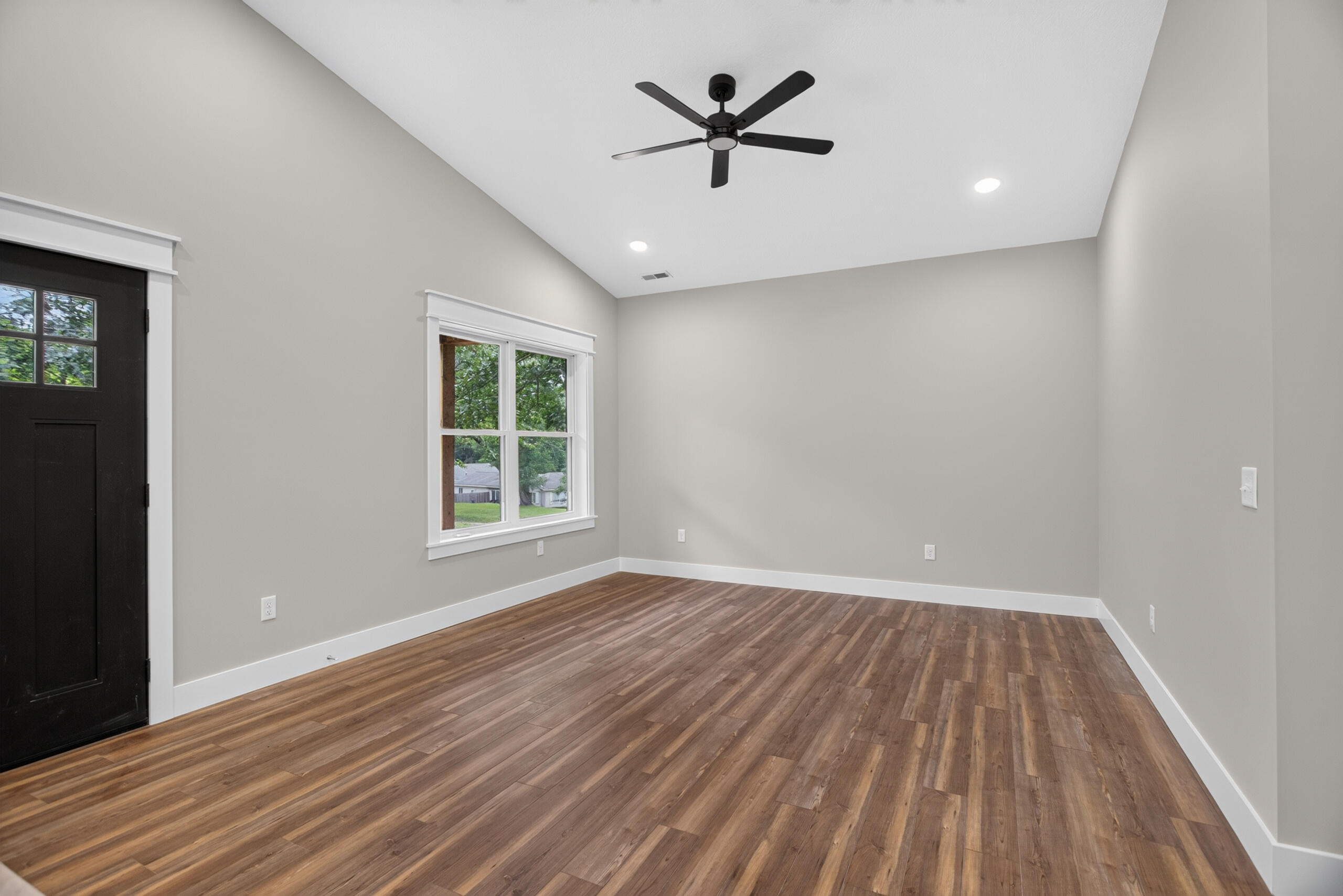 9620 Rexford Road Property Photo 8