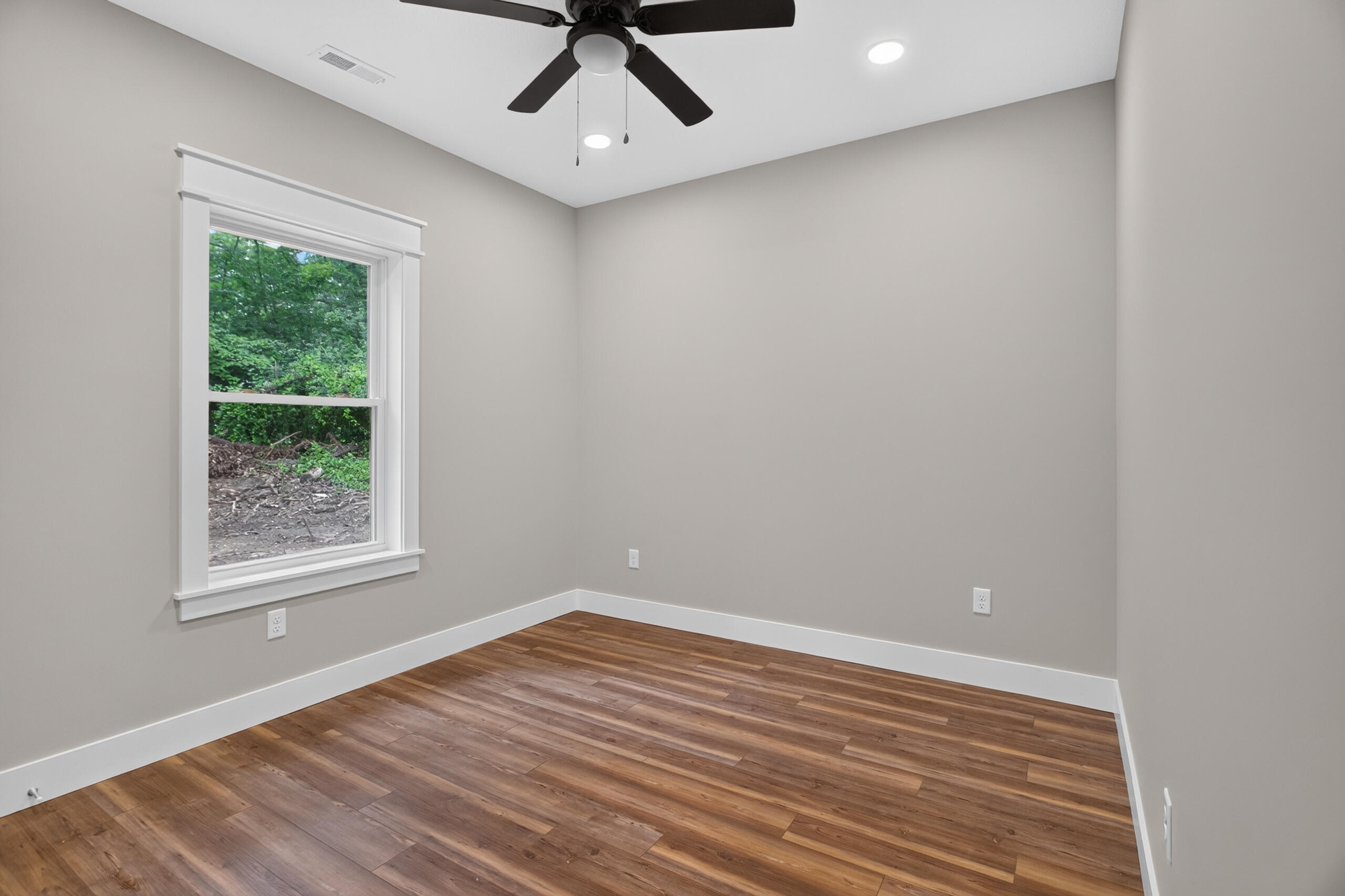 9620 Rexford Road Property Photo 14