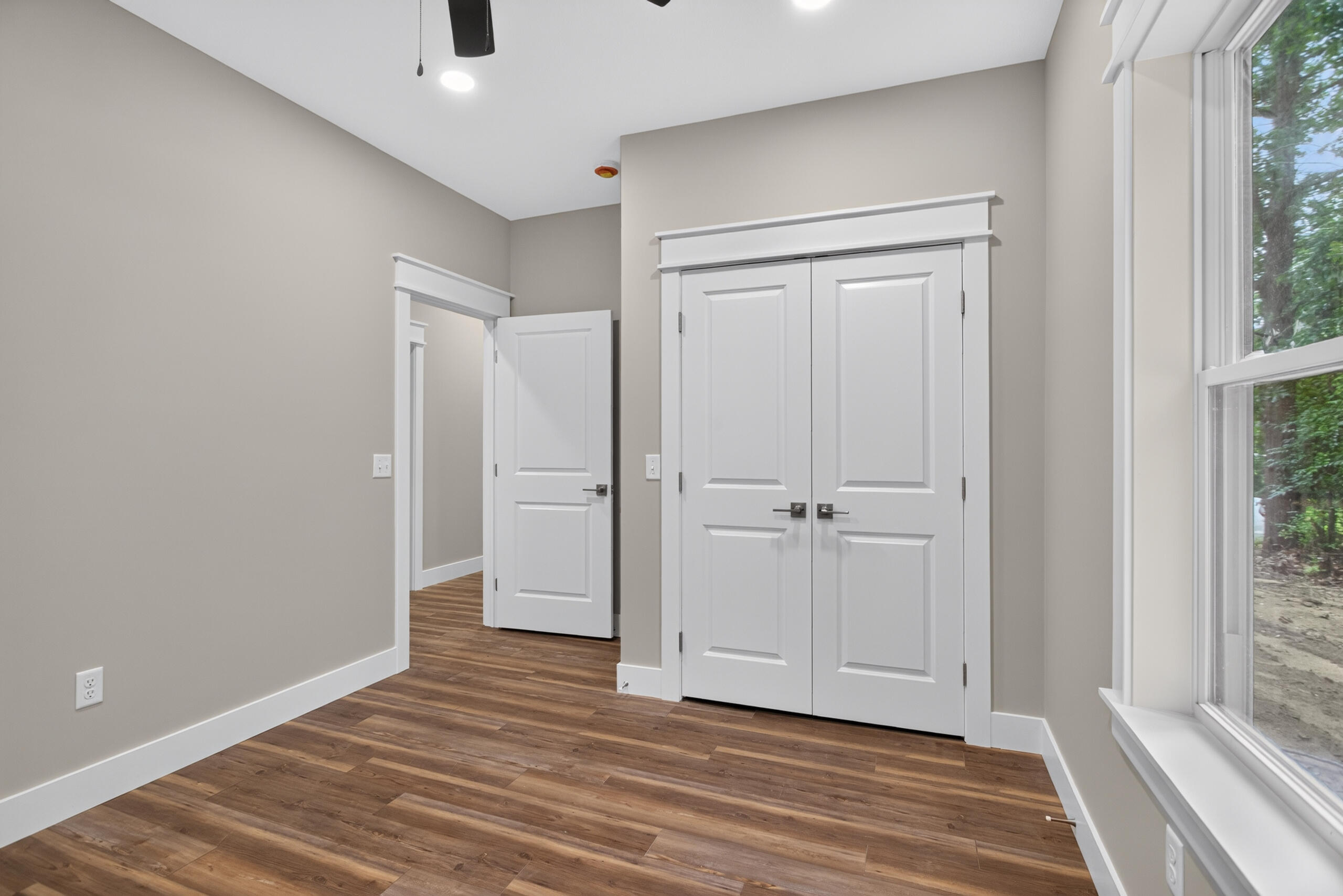 9620 Rexford Road Property Photo 16