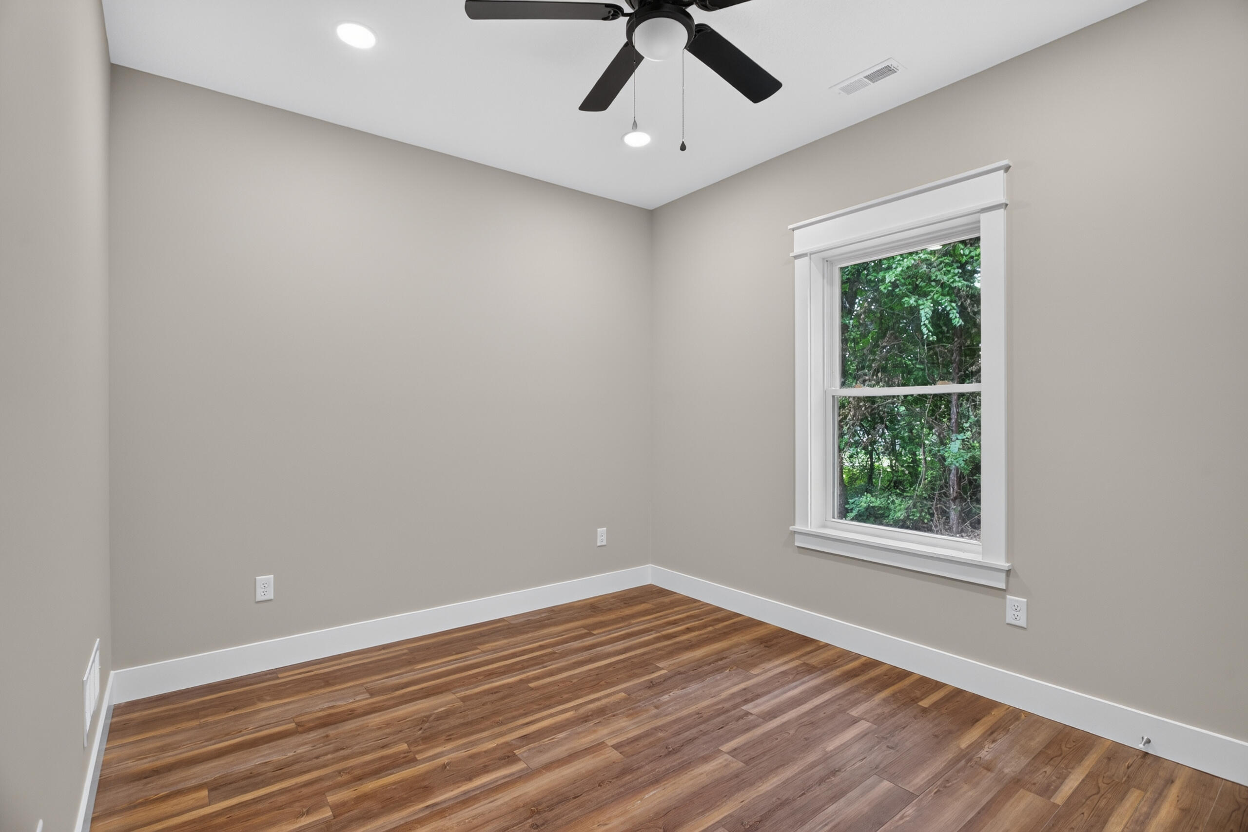 9620 Rexford Road Property Photo 17