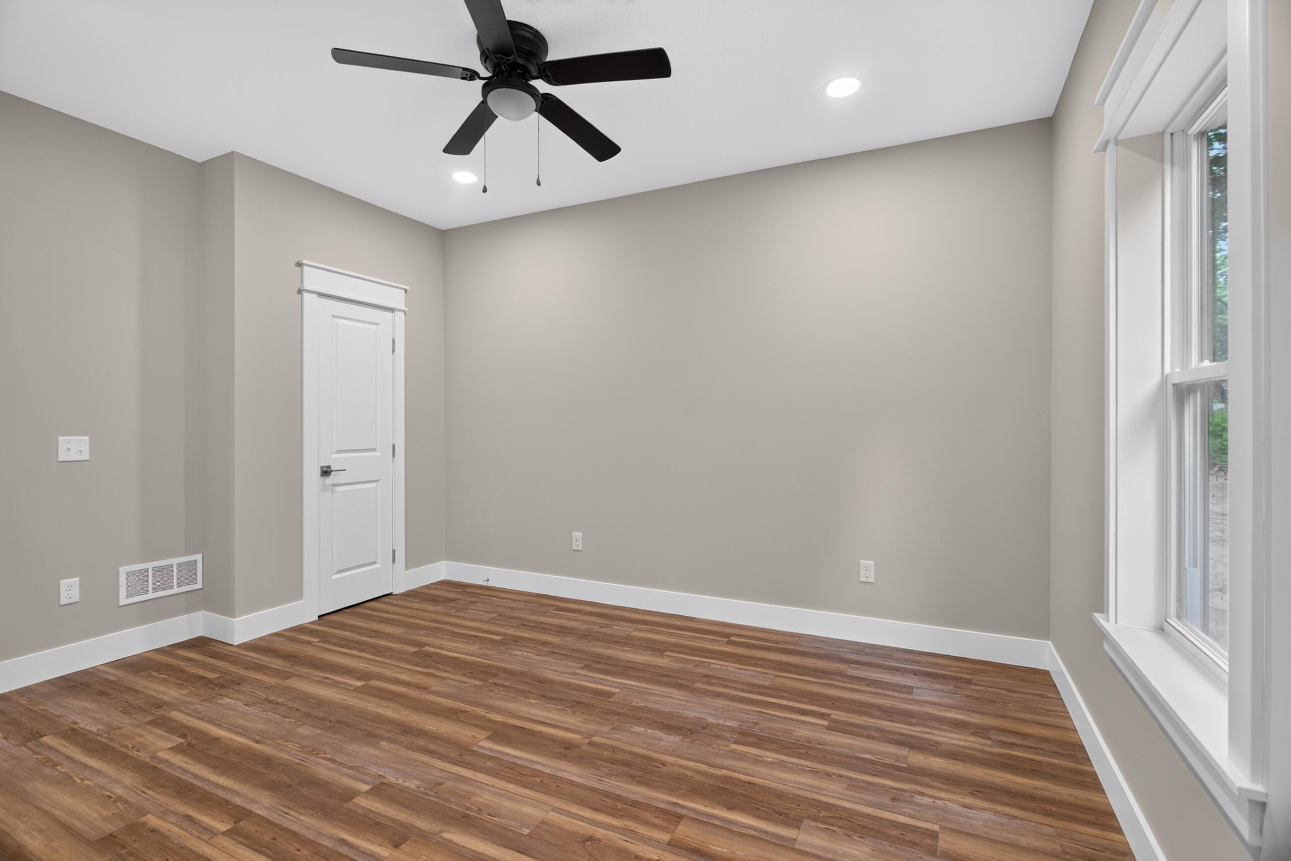 9620 Rexford Road Property Photo 37