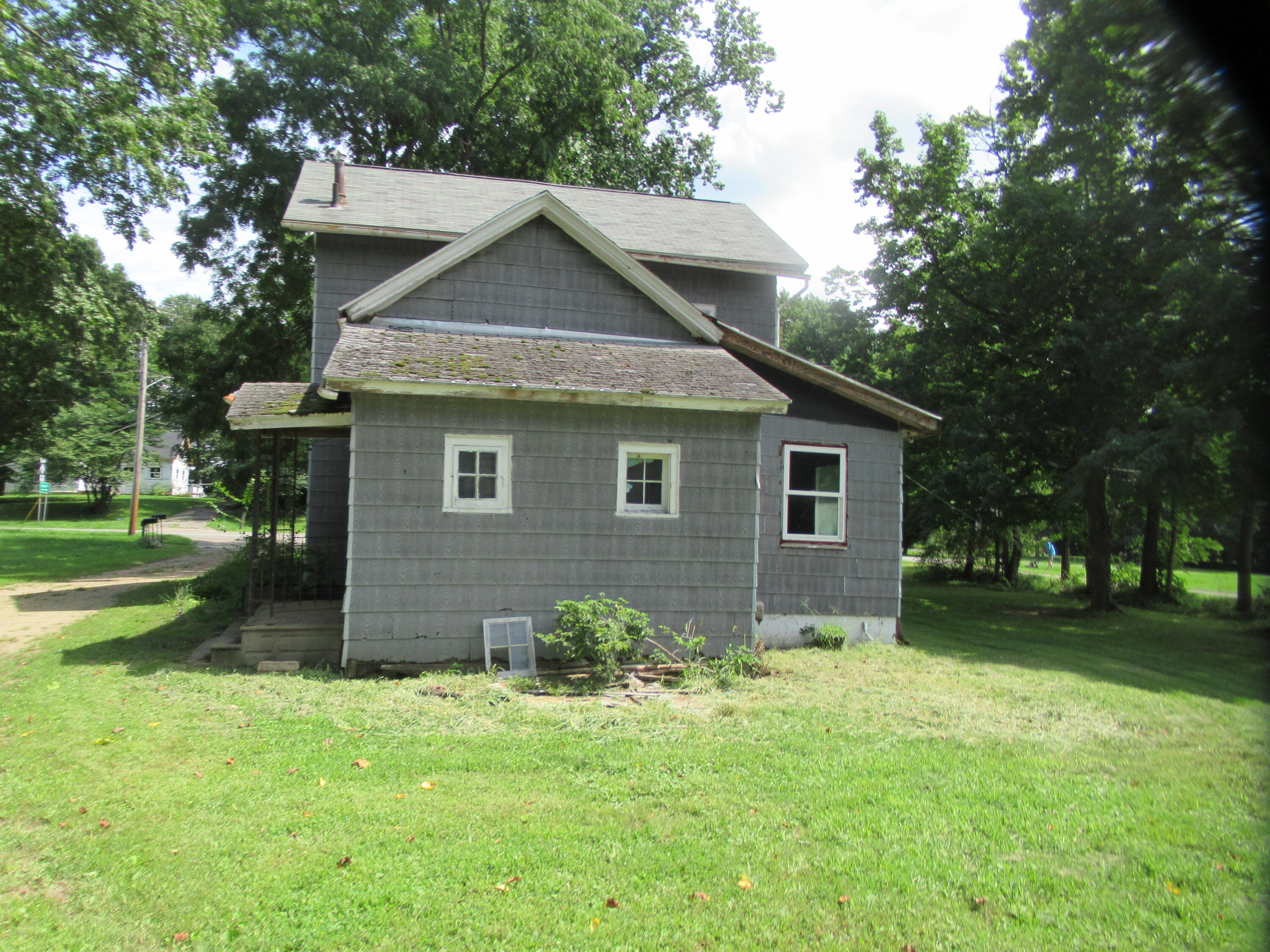 437 N Broadway Street Property Photo 2