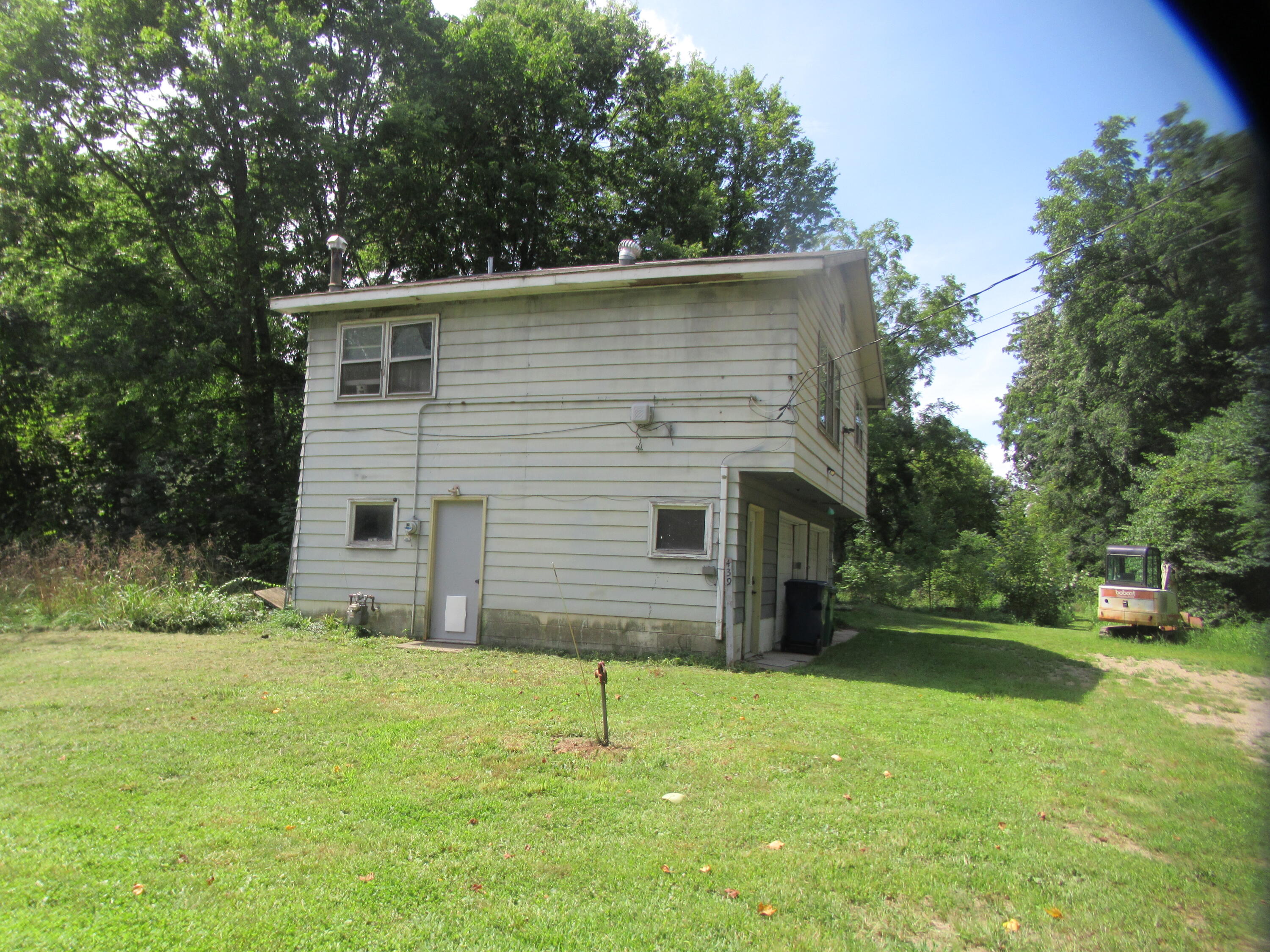 437 N Broadway Street Property Photo 3