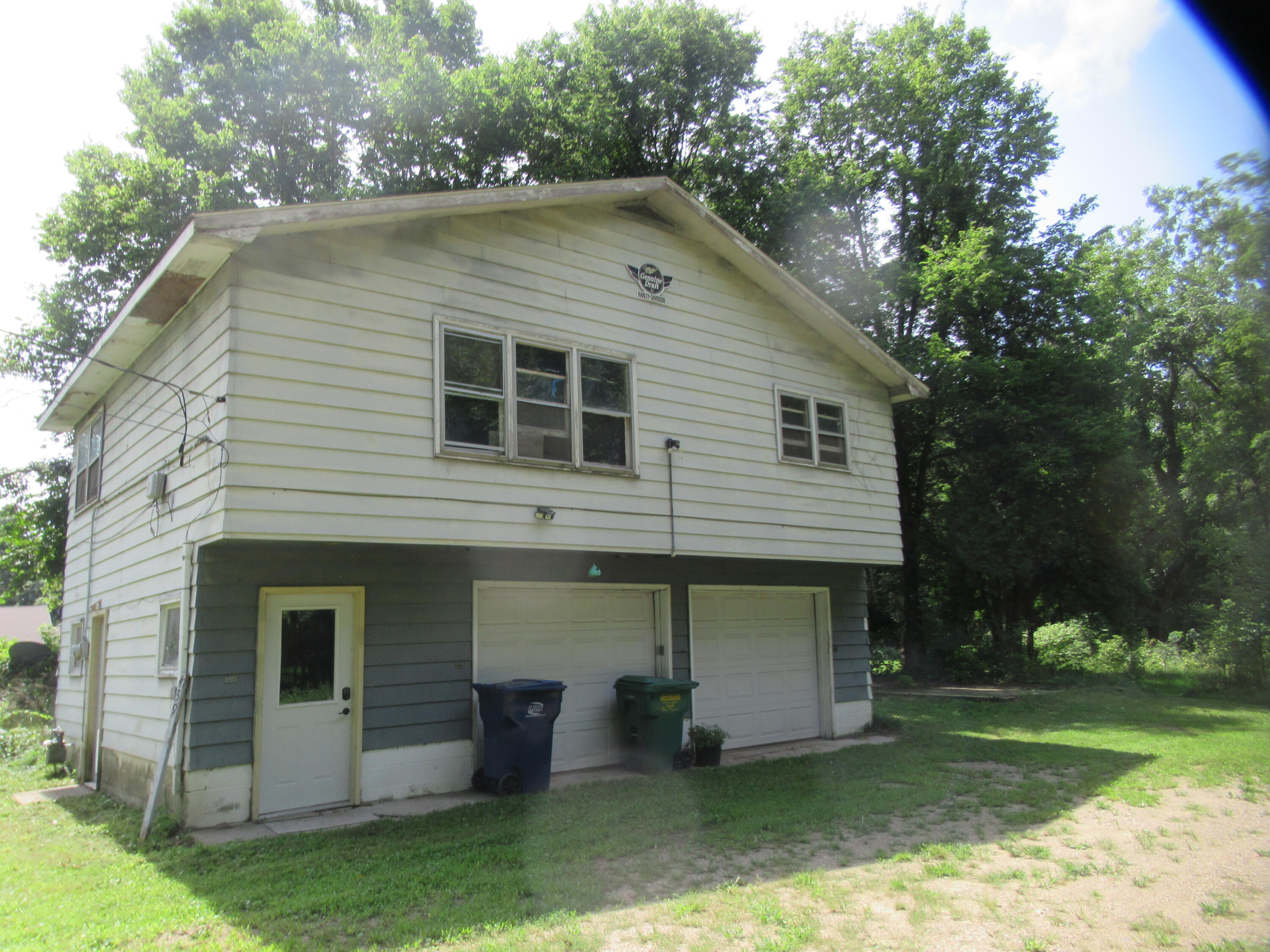 437 N Broadway Street Property Photo 4